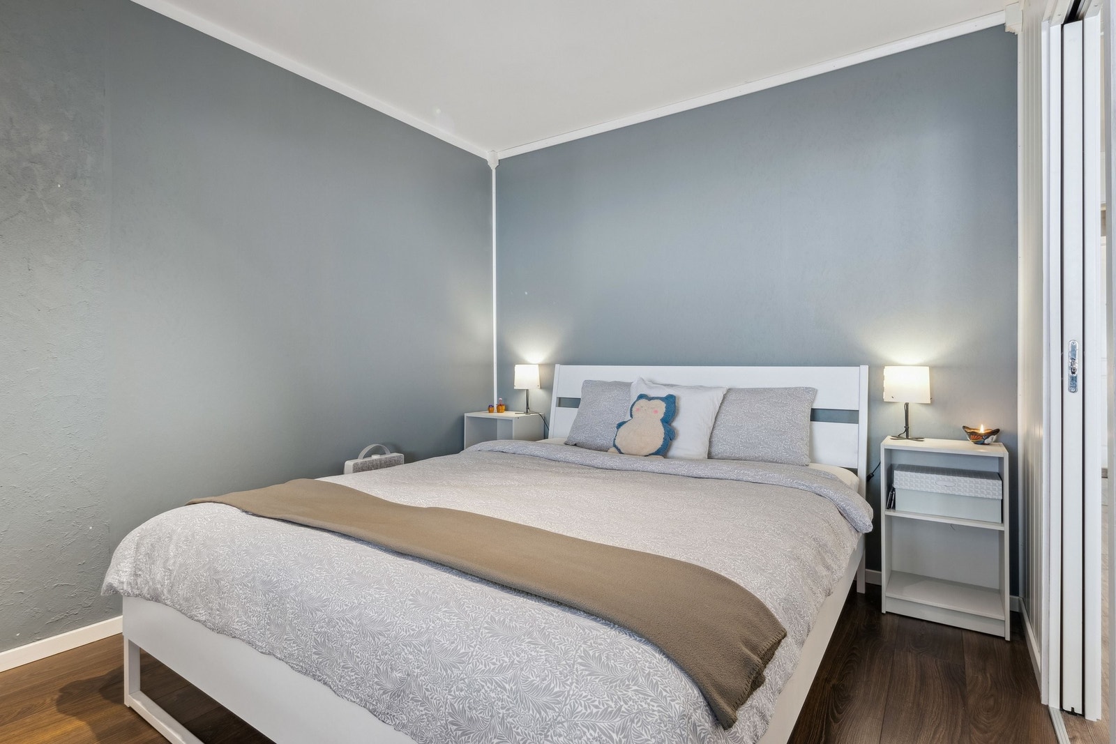 Plass til Queen seng med nattbord på hver side. Galleribilde