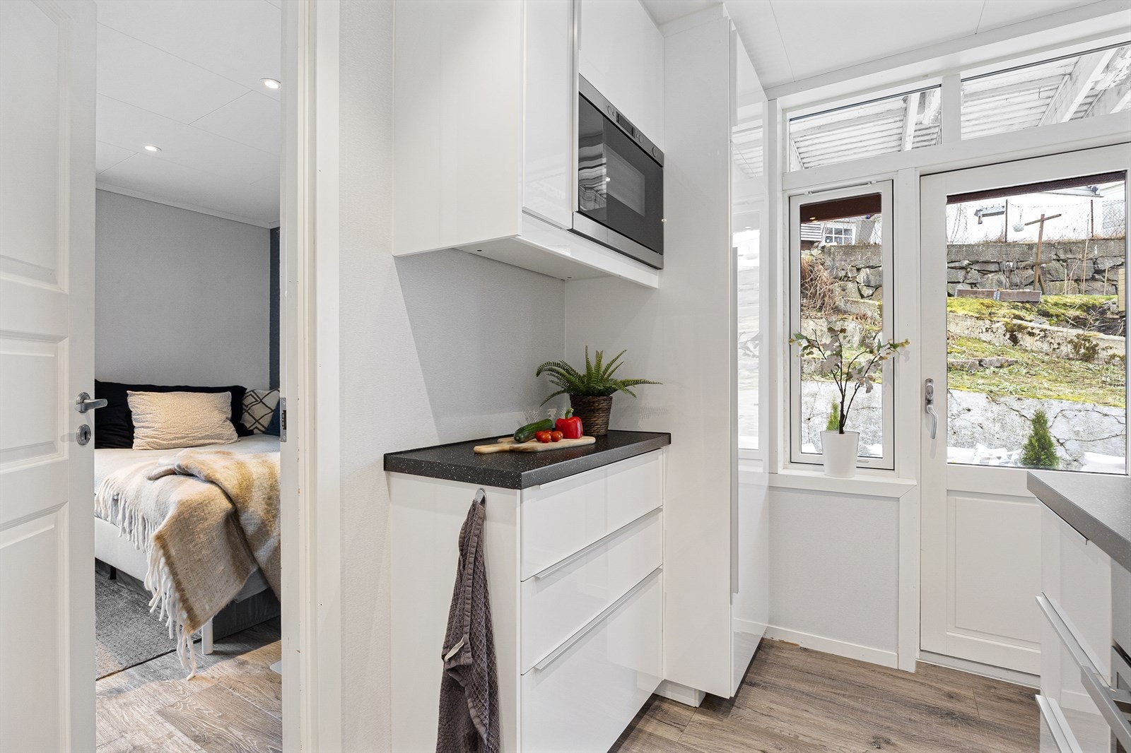 Fra kjøkkenet er det adkomst til soverom, samt til en stor uteplass. Galleribilde