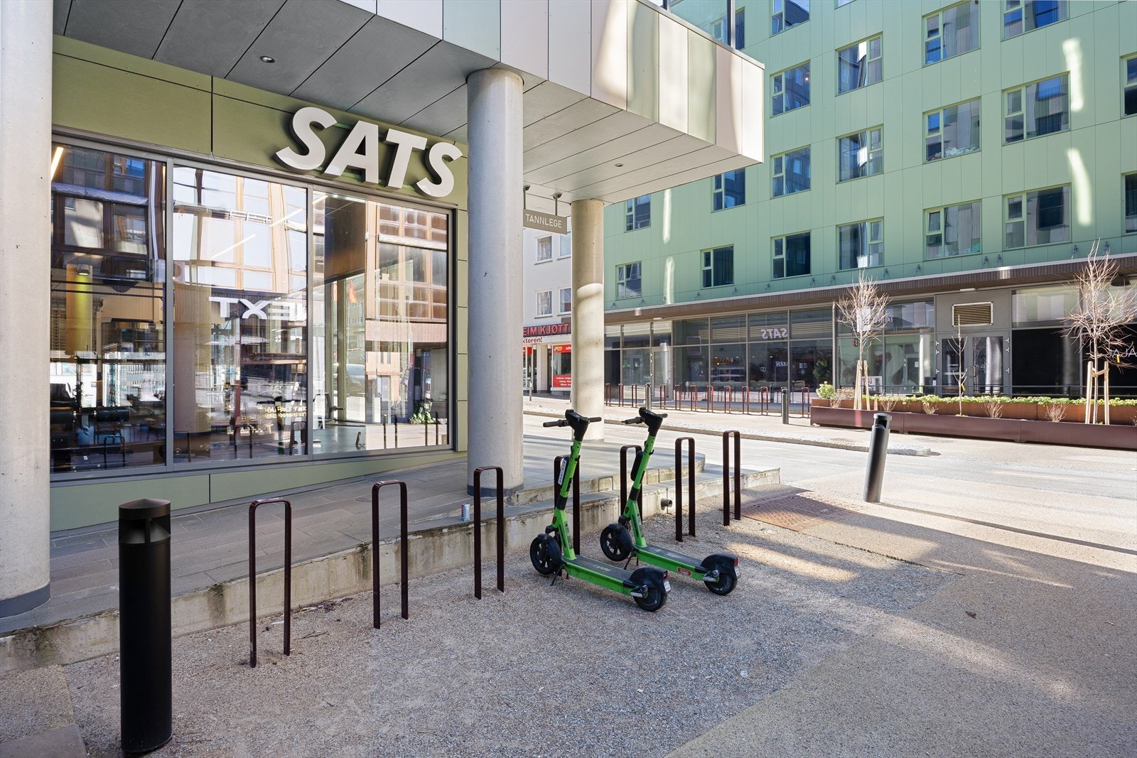 Flere treningssentre og dagligvarebutikker rett i nærheten. Galleribilde