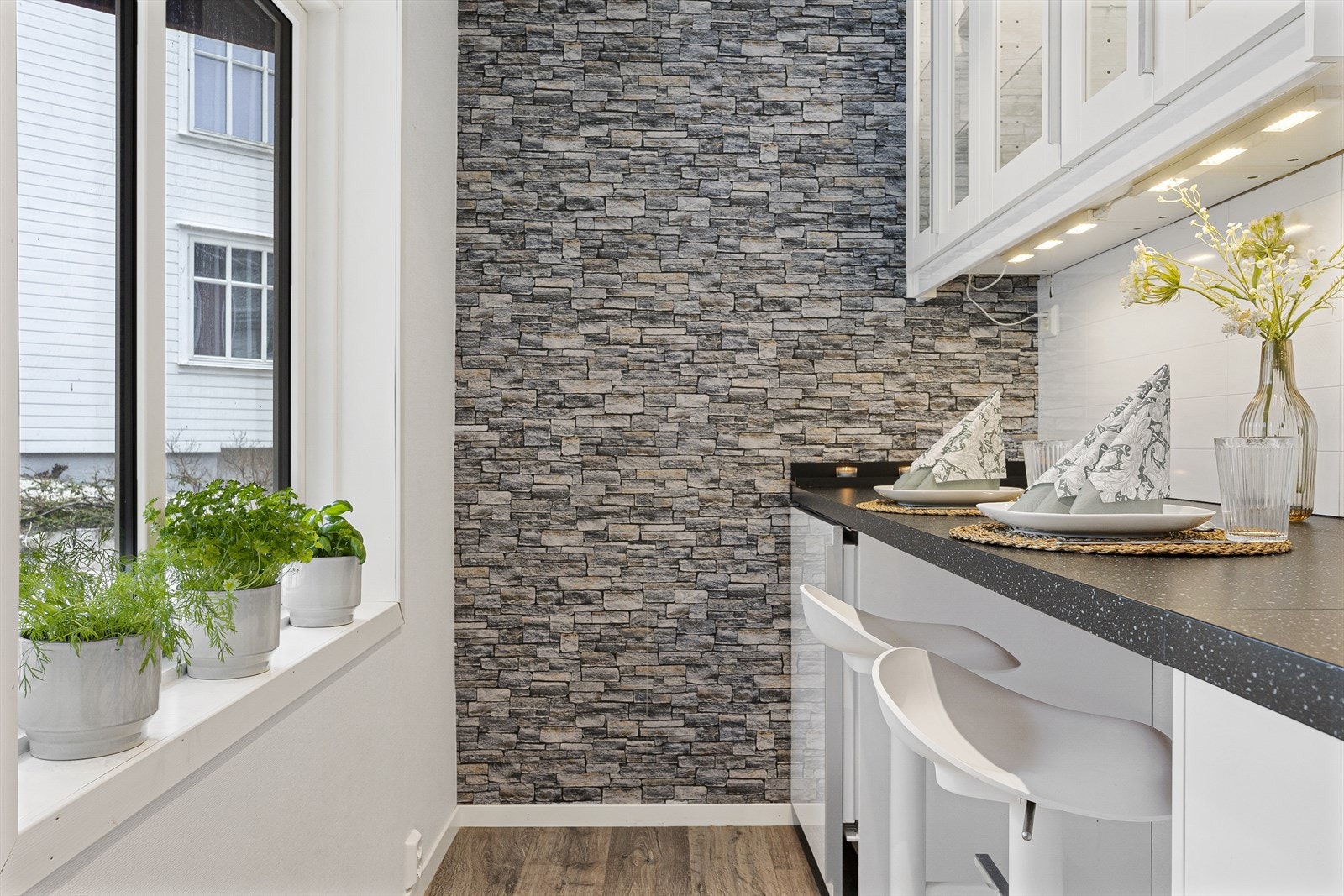 Det er laget til en spise/bar løsning på kjøkkenet. Galleribilde