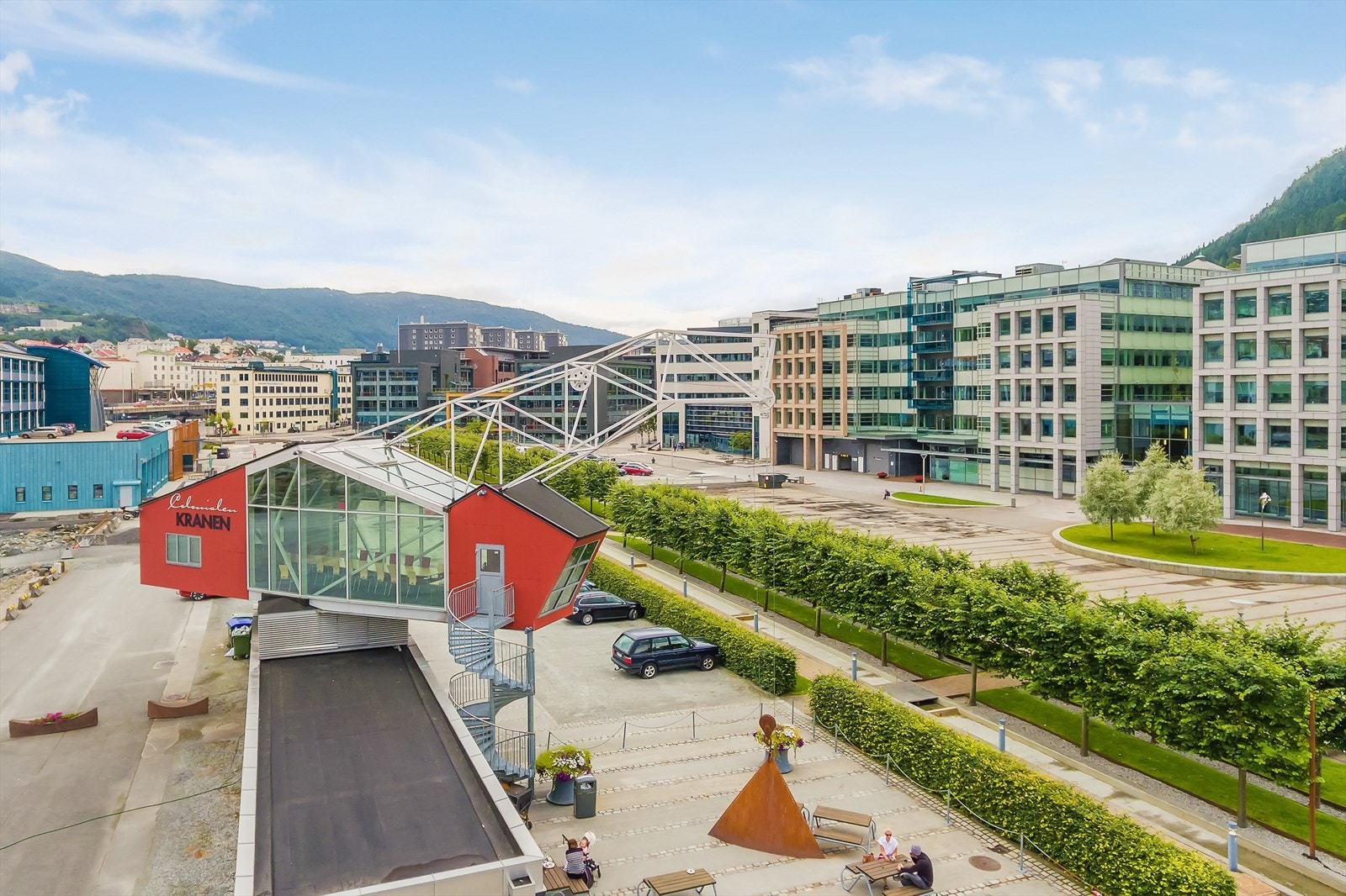 Kun 2 minutters gange til Damsgårdssundet. Her finner man promenade langs hele sjølinjen med flere cafeer, restaturanter mm. Galleribilde