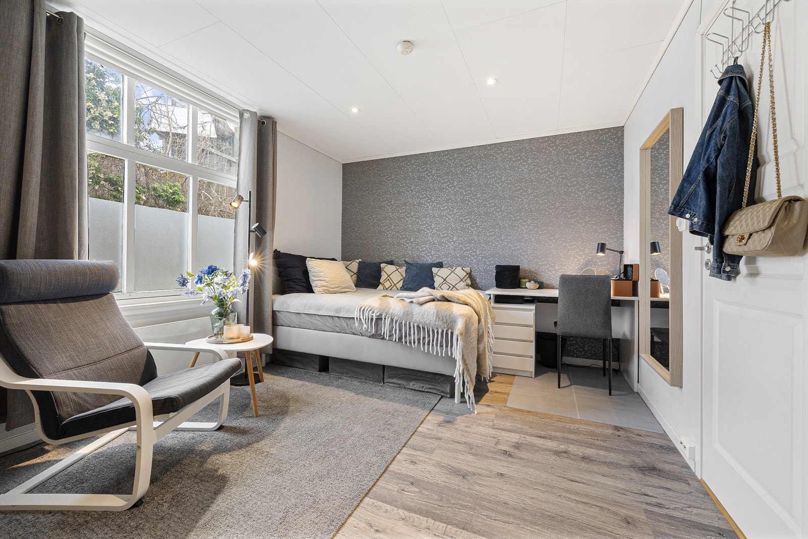 Leiligheten har 3 store soverom hhv 13,1 / 10,6 / 13,2 kvm. Galleribilde