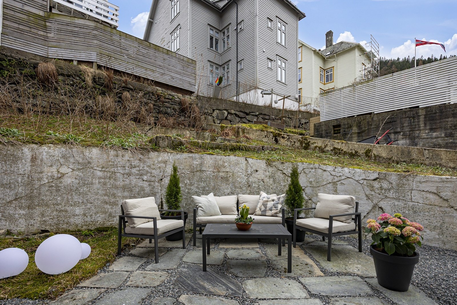 Fra kjøkkenet er det utgang til en stor uteplass. Galleribilde