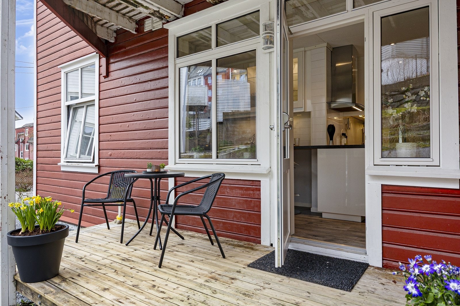 Leiligheten har en fin terrasse og utgang til en uteplass. Galleribilde