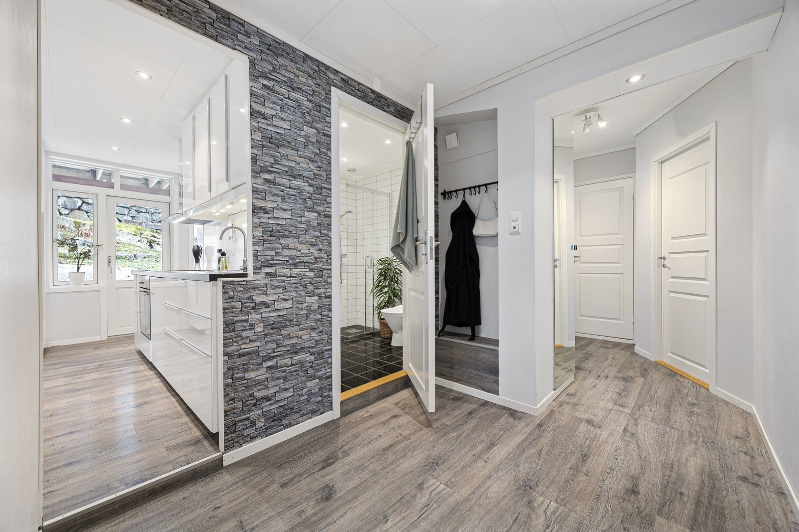 Stor og romslig entrè med garderobemuligheter. Galleribilde