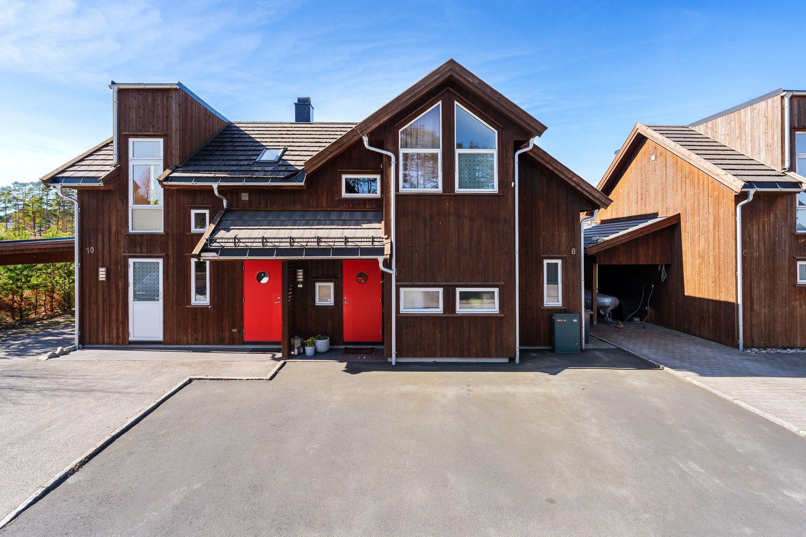 Asfaltert gårdsplass - elbillader medfølger Galleribilde