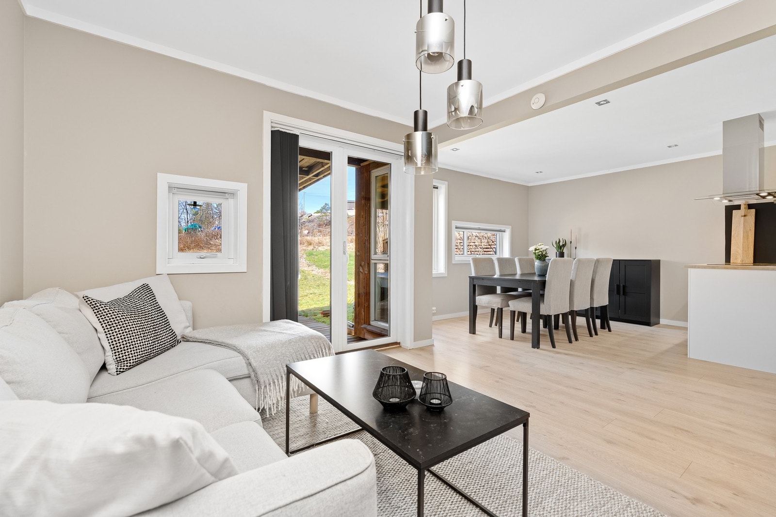 God plass til spisebord og utgang til uteplassen Galleribilde