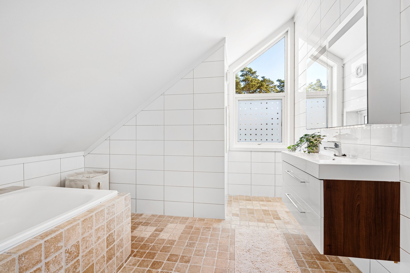 Bad med badekar i 2. etasje Galleribilde