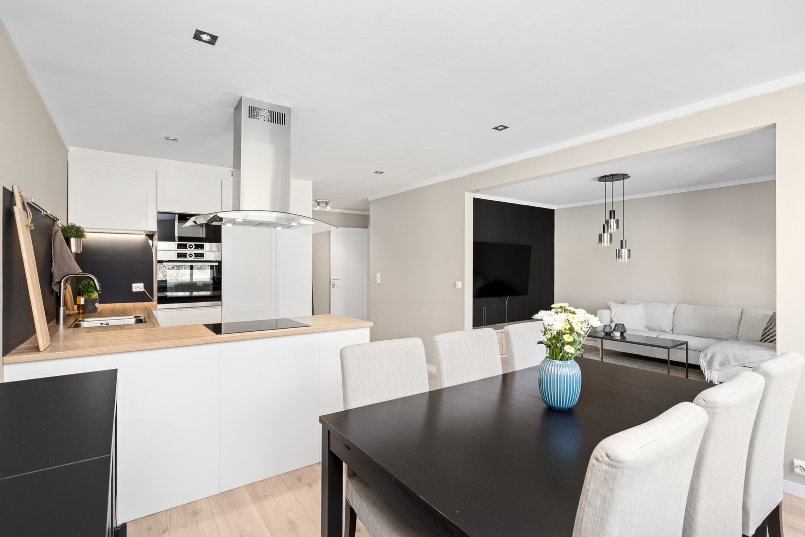 Behagelig belysning med spotter i tak Galleribilde