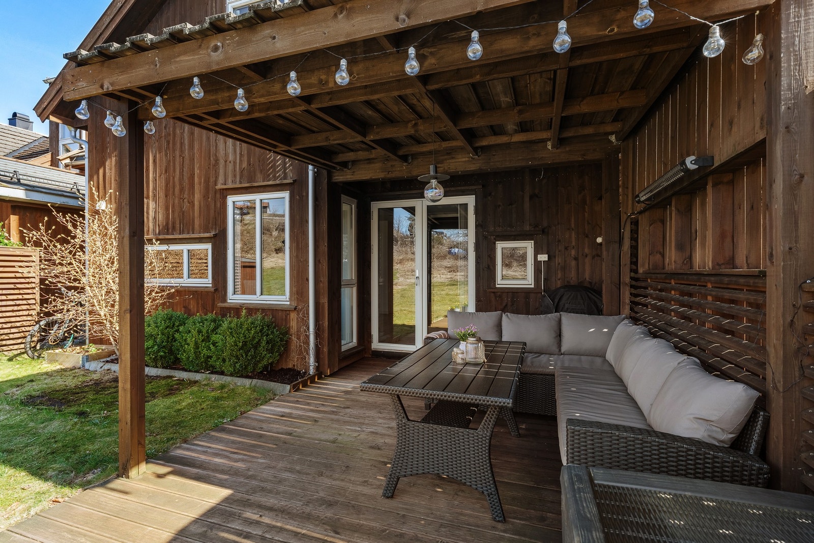 Fin uteplass med overbygget terrasse Galleribilde