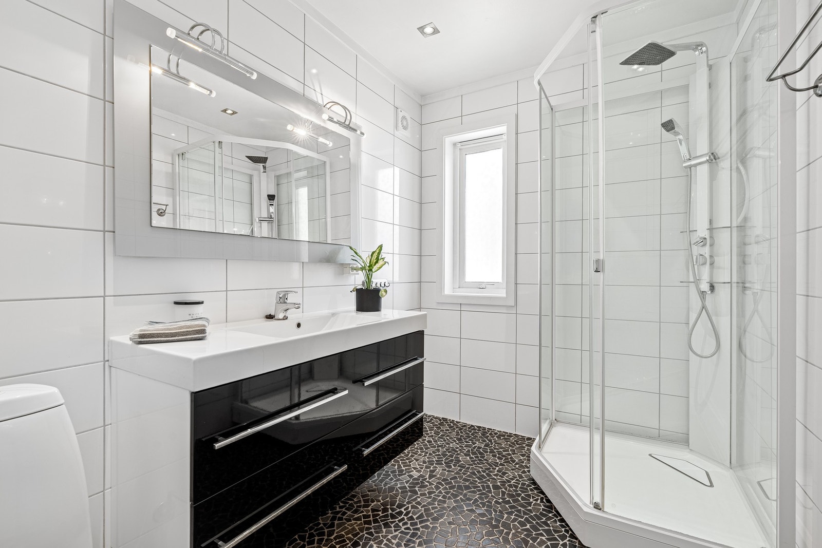 Bad med dusj i 1. etasje Galleribilde