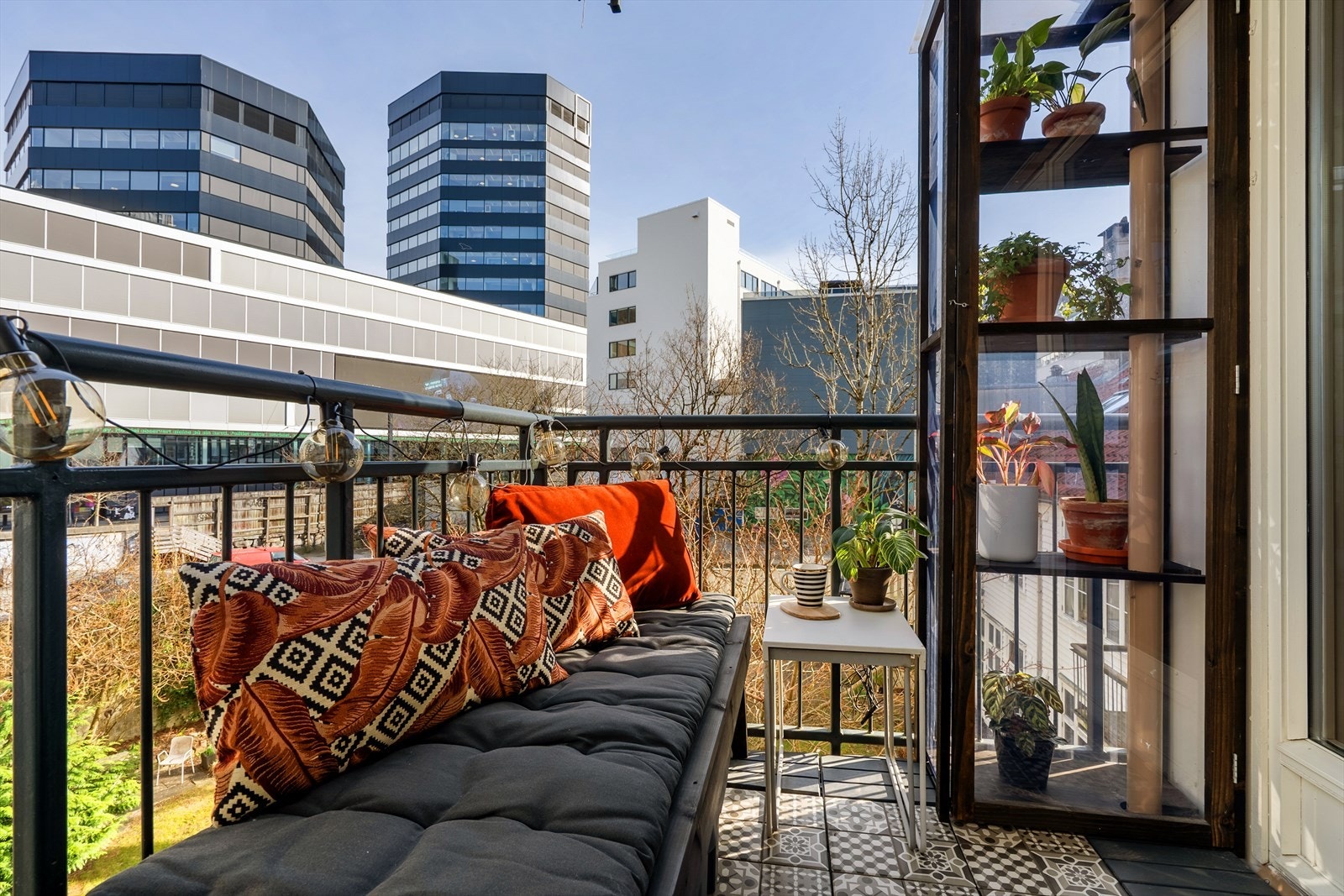 Plassbygget benk og drivhus/skap kan følge med i handelen om ønskelig. Galleribilde