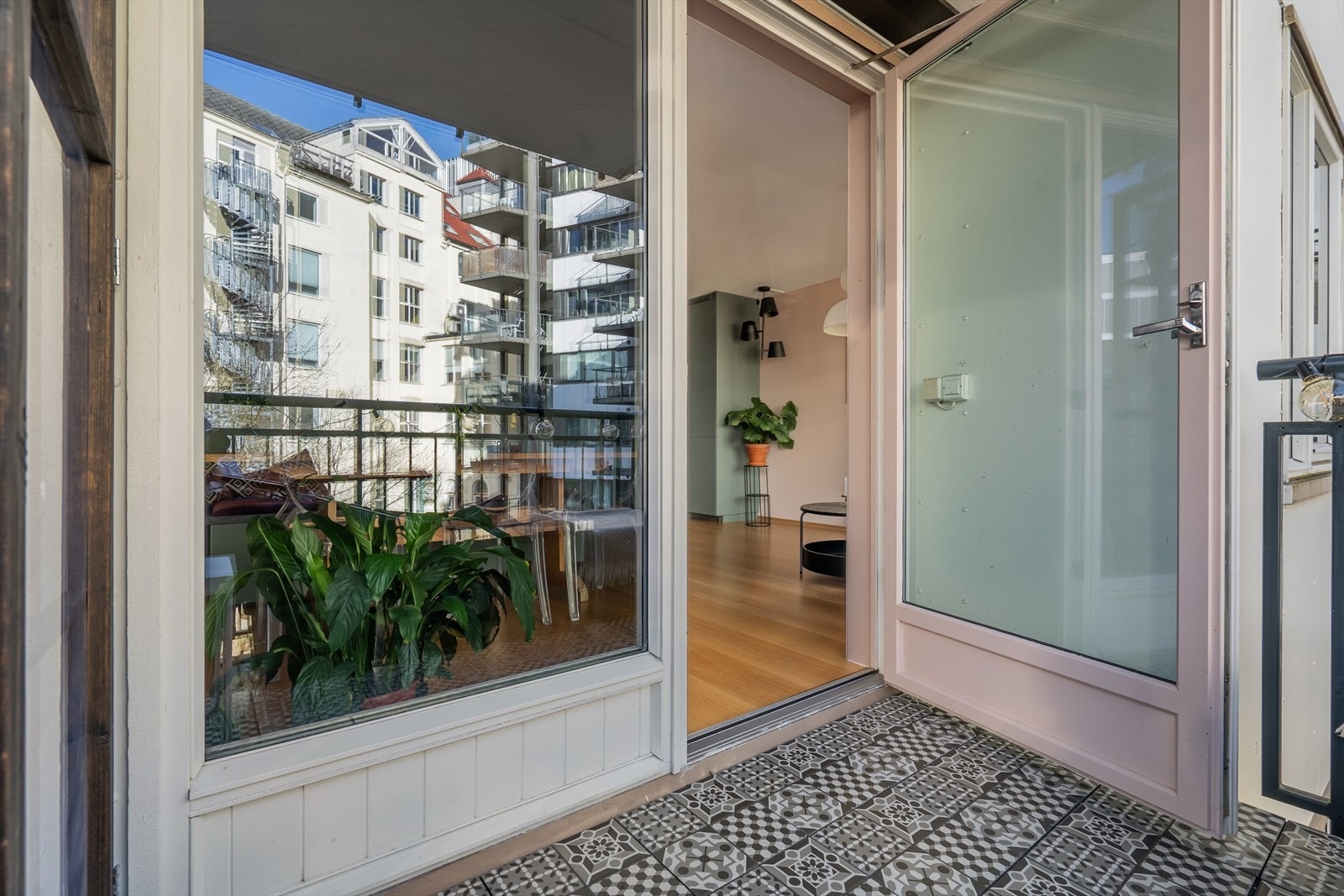 Vi går inn igjen. Galleribilde