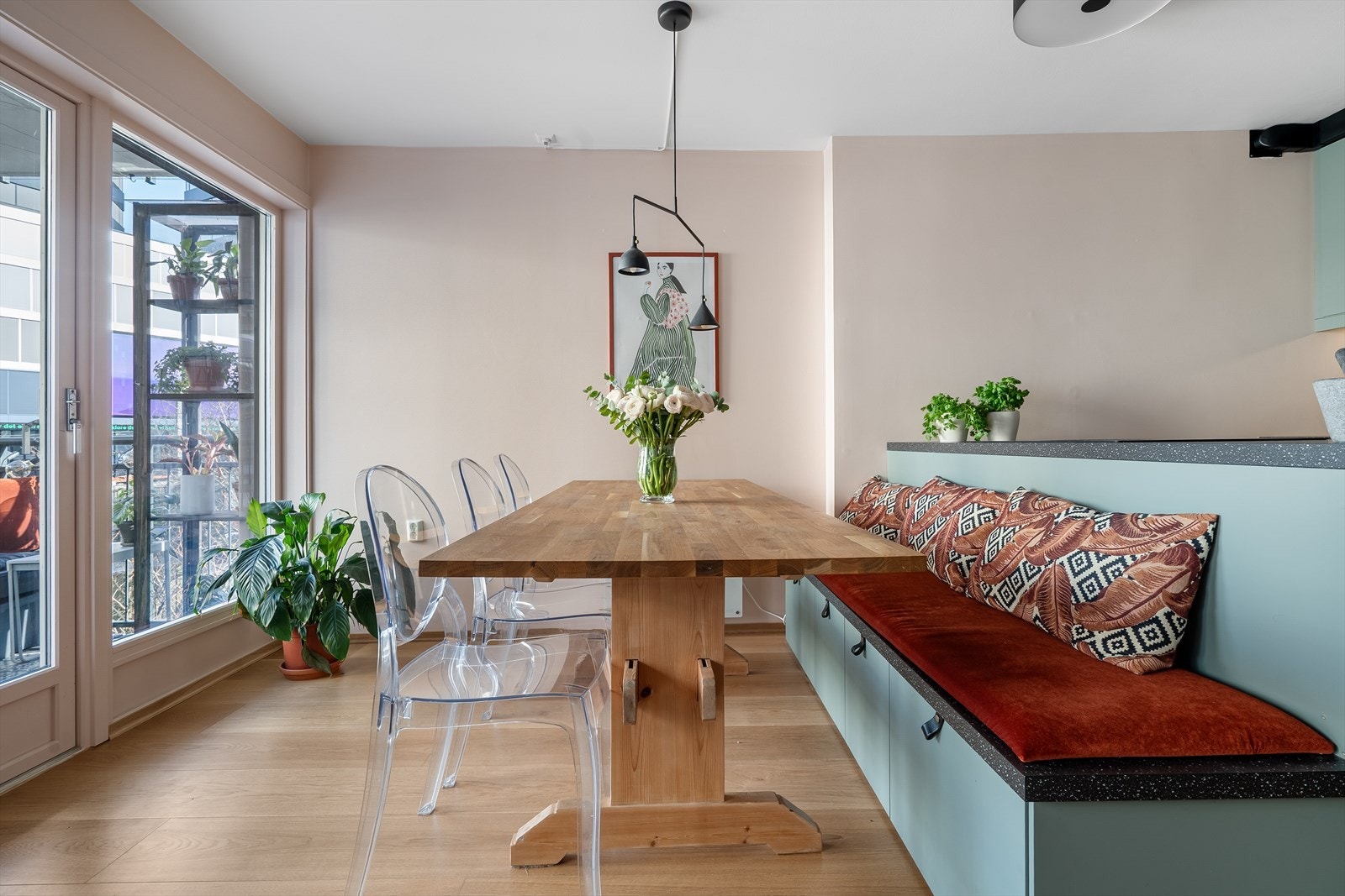 I benken er det nyttige oppbevaringsskuffer. Galleribilde