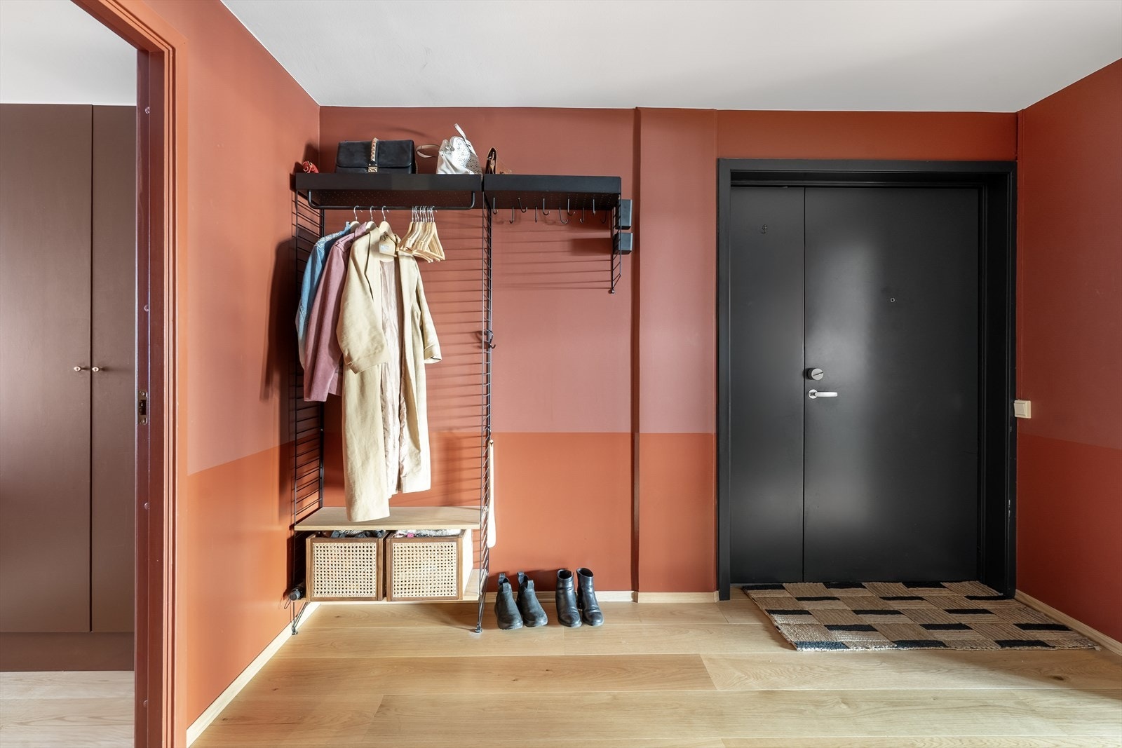 Her ser vi igjen hvor romslig gangen er. Soverom 2 til venstre. Galleribilde