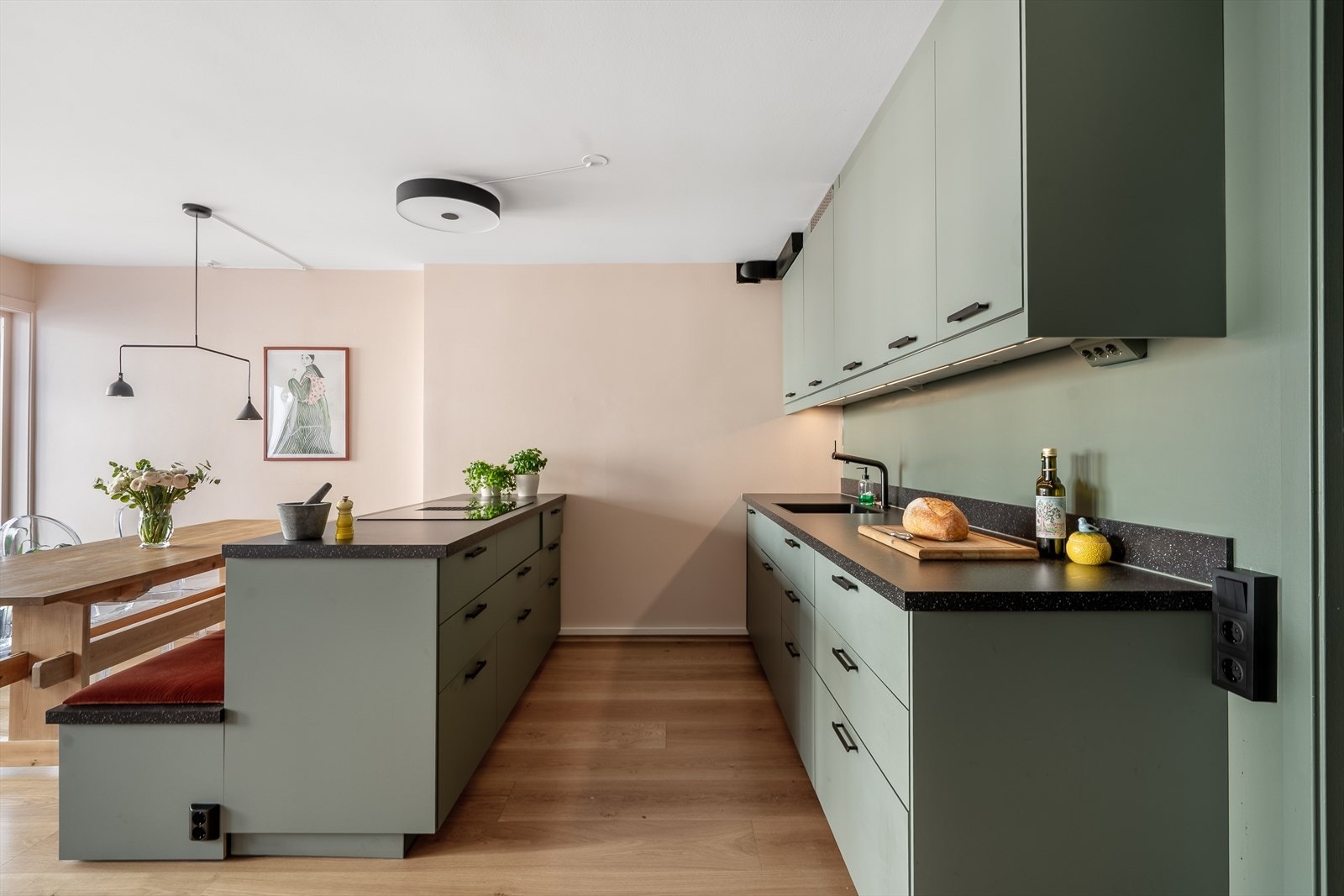 Leiligheten ble oppgradert med dette lekre kjøkkenet i 2021. Galleribilde