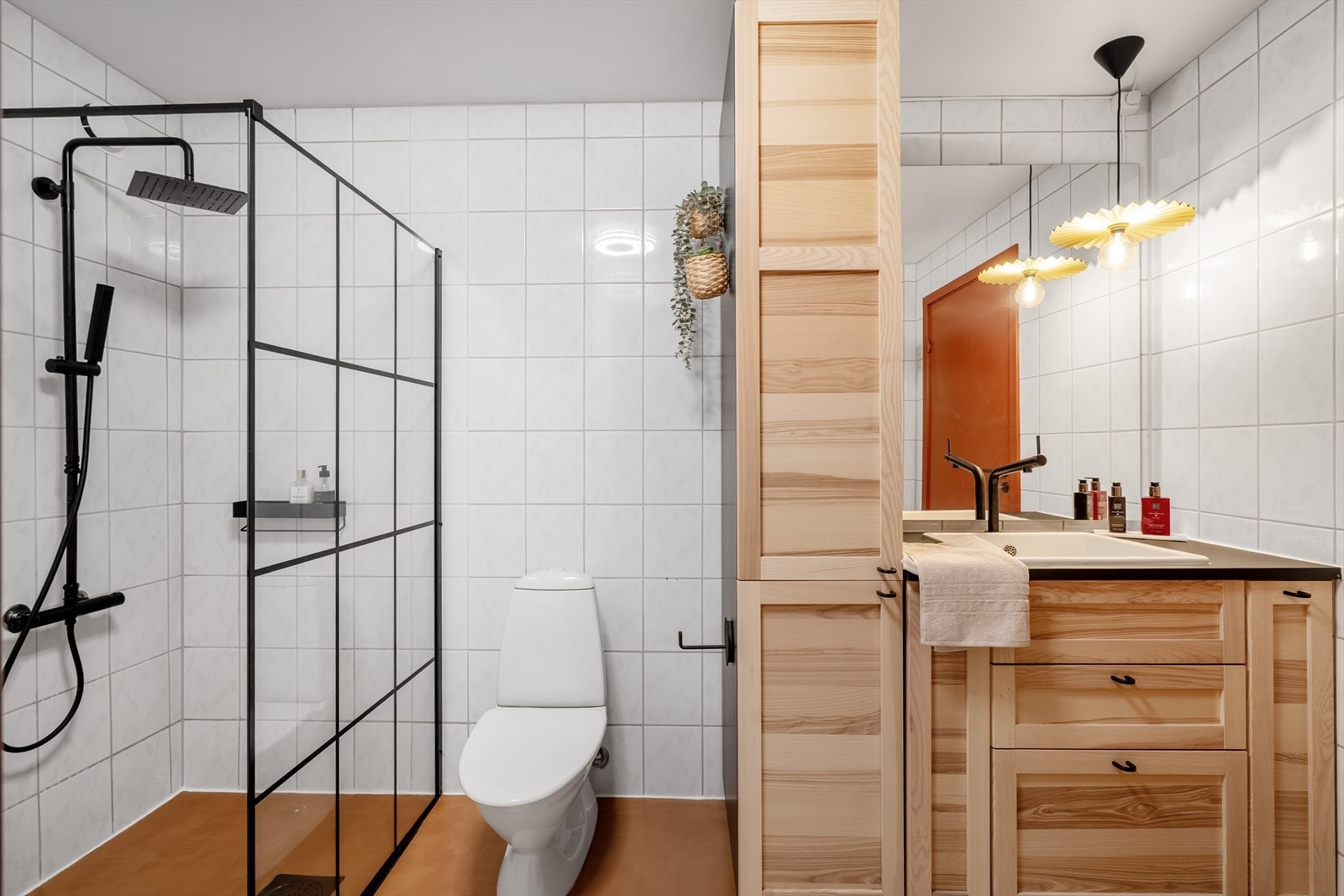 Det ble også satt inn dusjvegg og nytt servantskap. Galleribilde