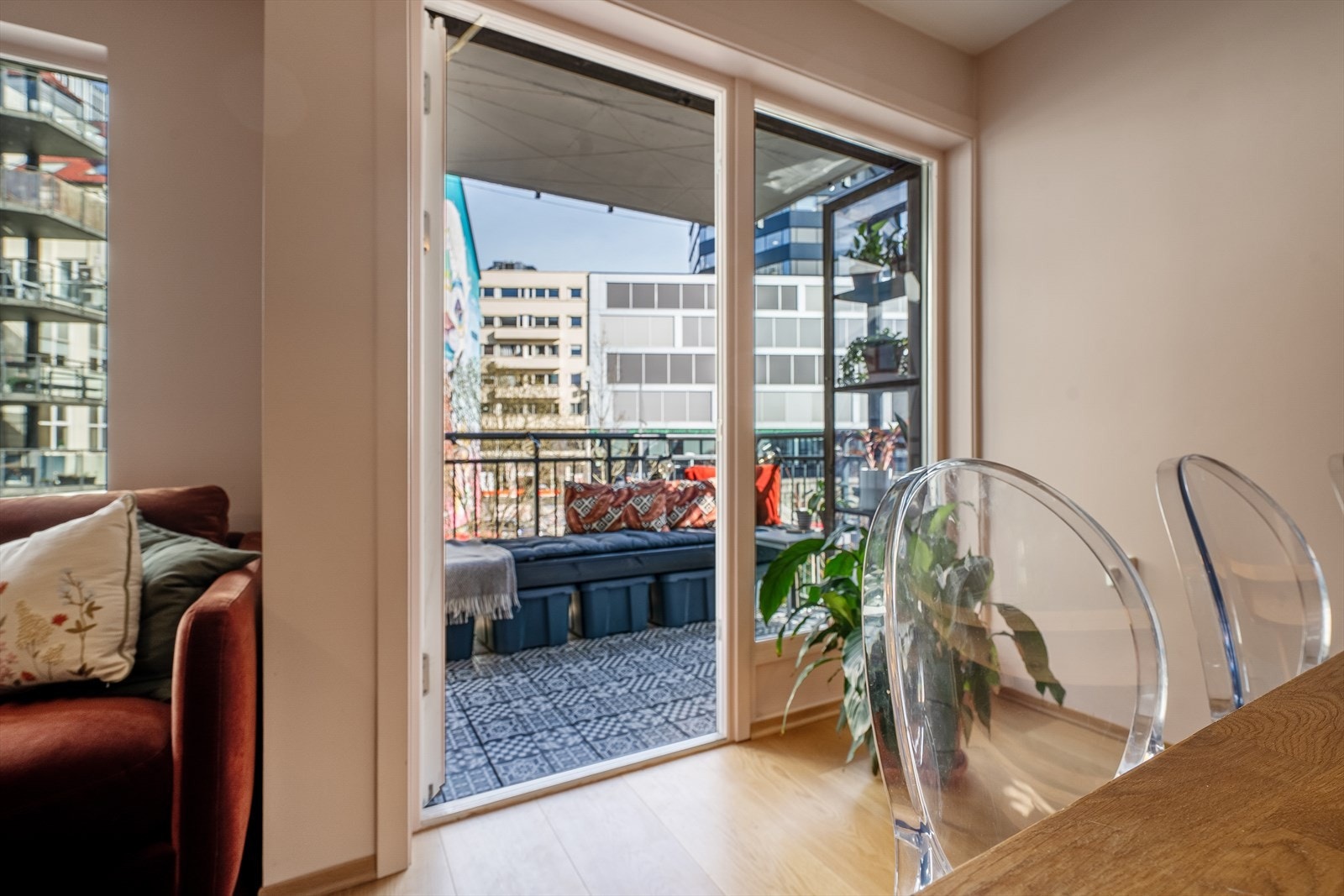 Fra stuen har du utgang til en delvis overbygget balkong. Galleribilde