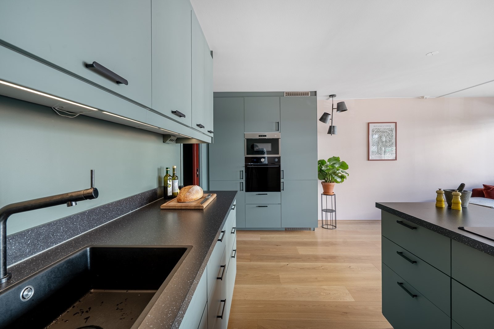 Integrerte hvitevarer: Stekeovn, mikrobølgeovn, induksjonstopp, oppvaskmaskin, kjøle-/fryseskap. Galleribilde