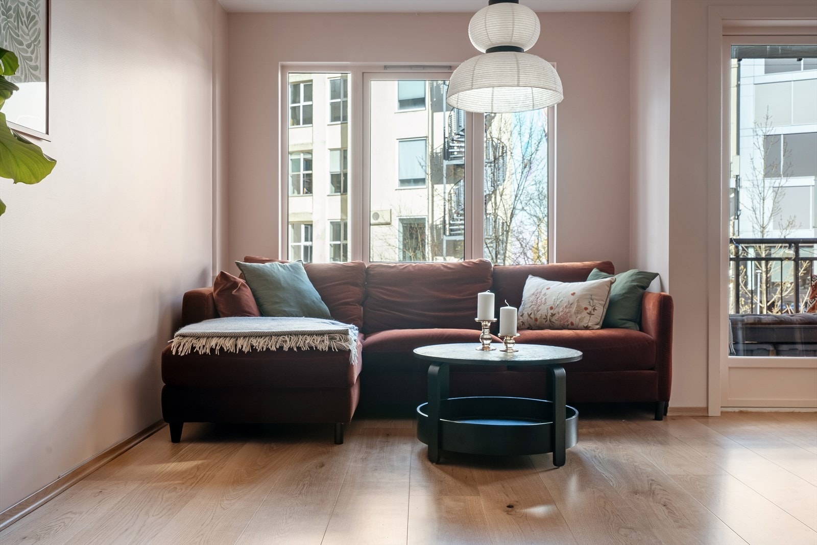 Det er stikkontakter og uttak til tv/internett til venstre for sofaen. Galleribilde