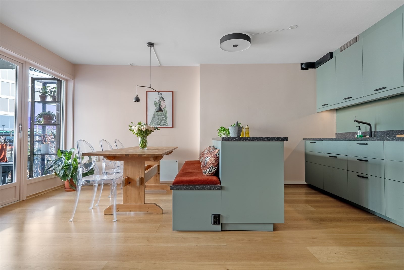 Legg merke til plassbygget en sittebenk til spisebordet. Galleribilde