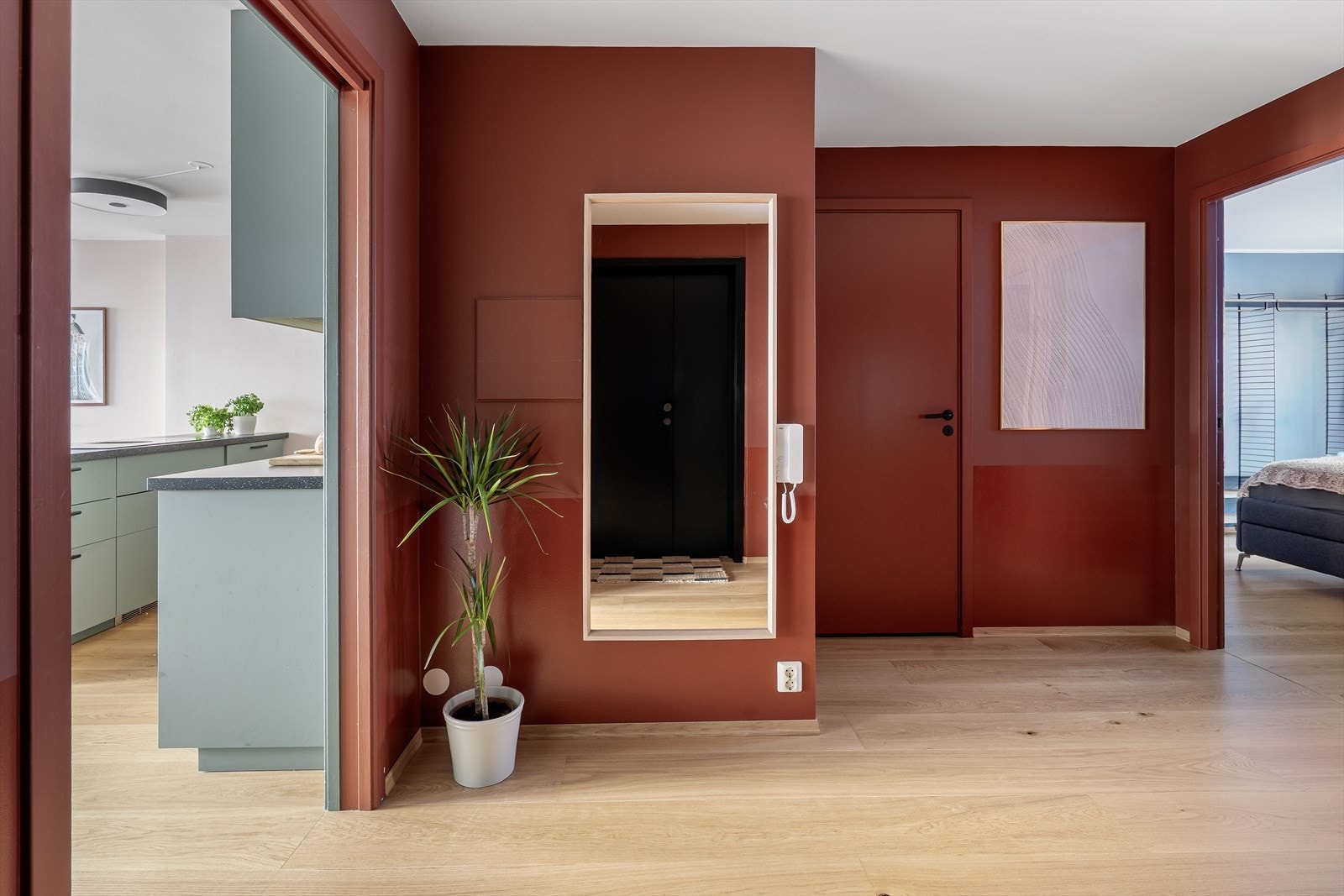 Du kommer inn i en nevneverdig stor entré/gang på hele 9,5 m² - verdifullt for deg med barnevogn, rullestol, eller mange jakker og sko. Galleribilde