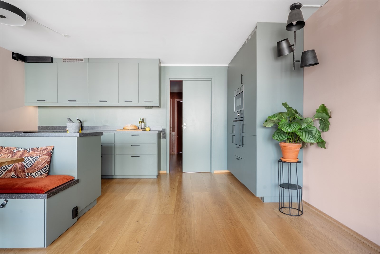 Legg merke til den praktiske skyvedøren. Galleribilde