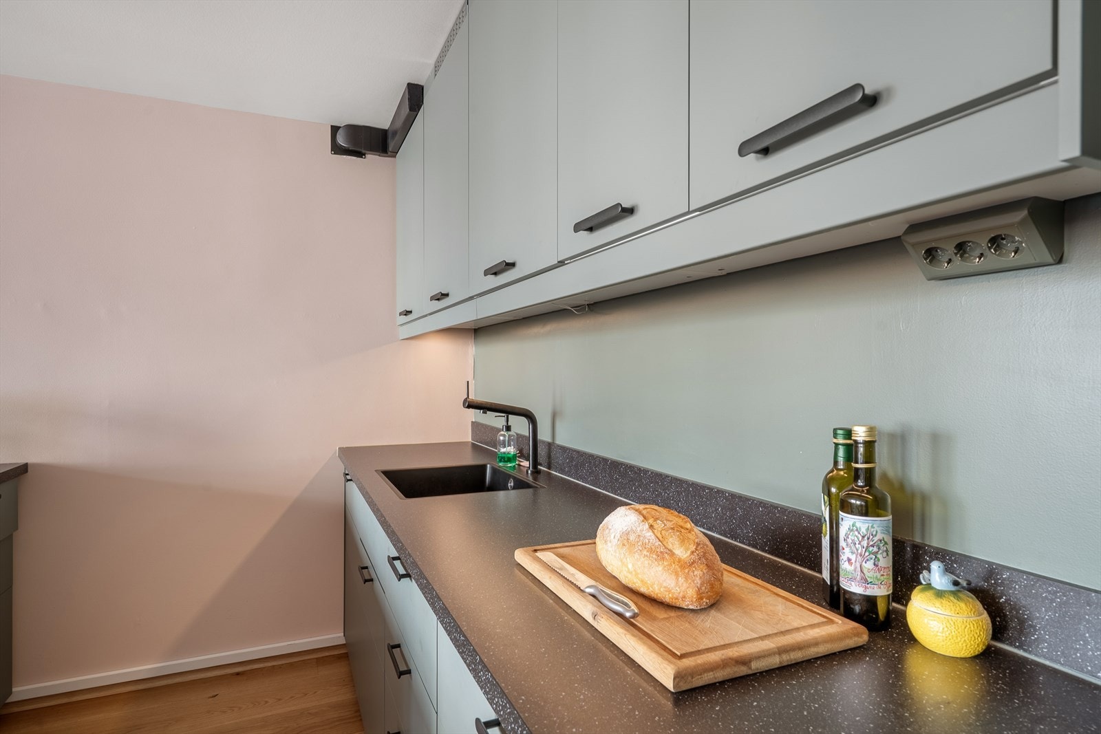 Ekstra LED-belysning under overskapene gir godt arbeidslys. Galleribilde