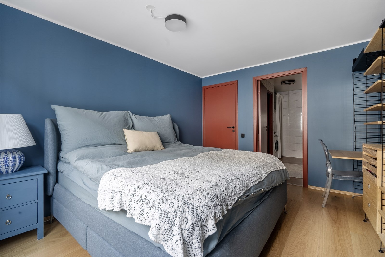 Direkte tilkomst til badet gjør rommet også litt mer lukseriøst og praktisk. Galleribilde