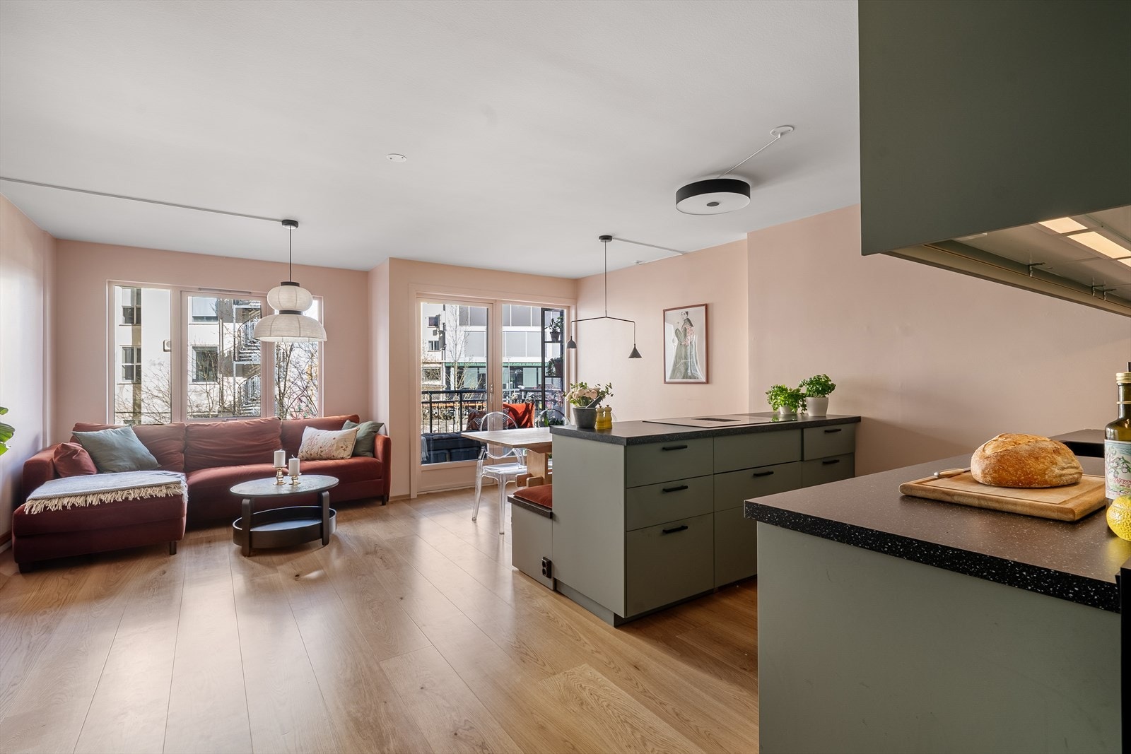 Gjennomgående planløsning med lysgjennomstrømming fra to sider skaper en behagelig atmosfære. Nytt énstavsparkett lagt i 2021. Galleribilde