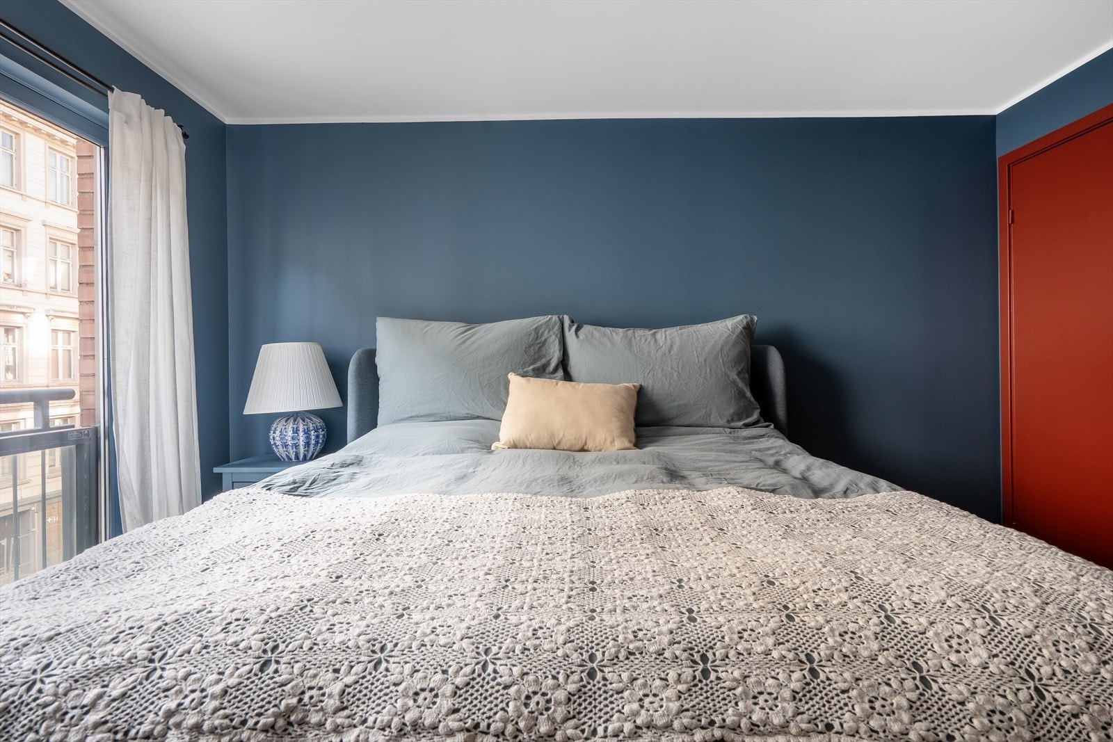 Rommet har herlig lysinnslipp, og god plass til dobbeltseng og garderobeløsning Galleribilde