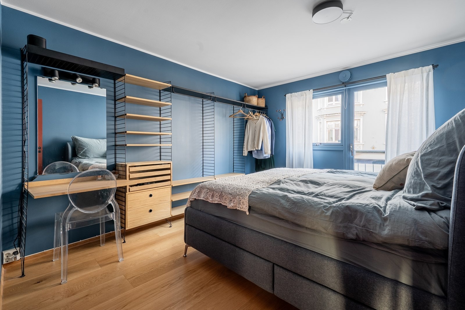 Hovedsoverommet måler 12,8 m² - Her kan du få litt hotellfølelsen med fransk balkong ut mot gaten. Galleribilde