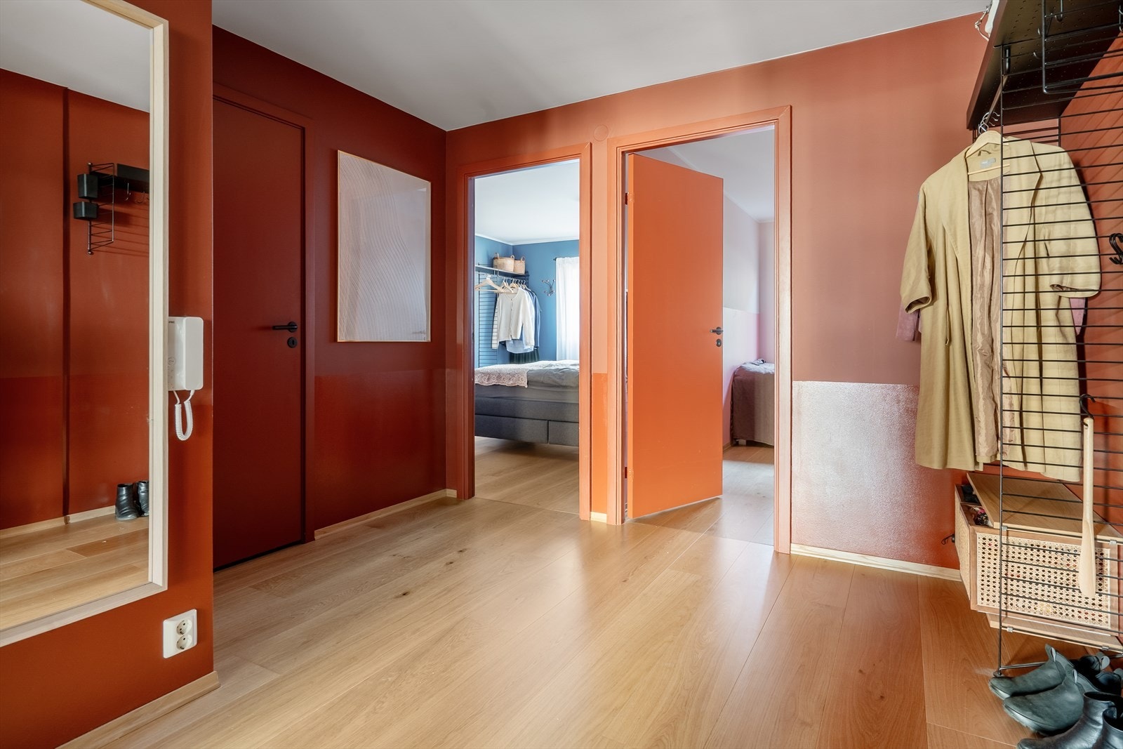 Badet (t.v.) har tilkomst fra gangen og fra hovedsoverommet. Galleribilde