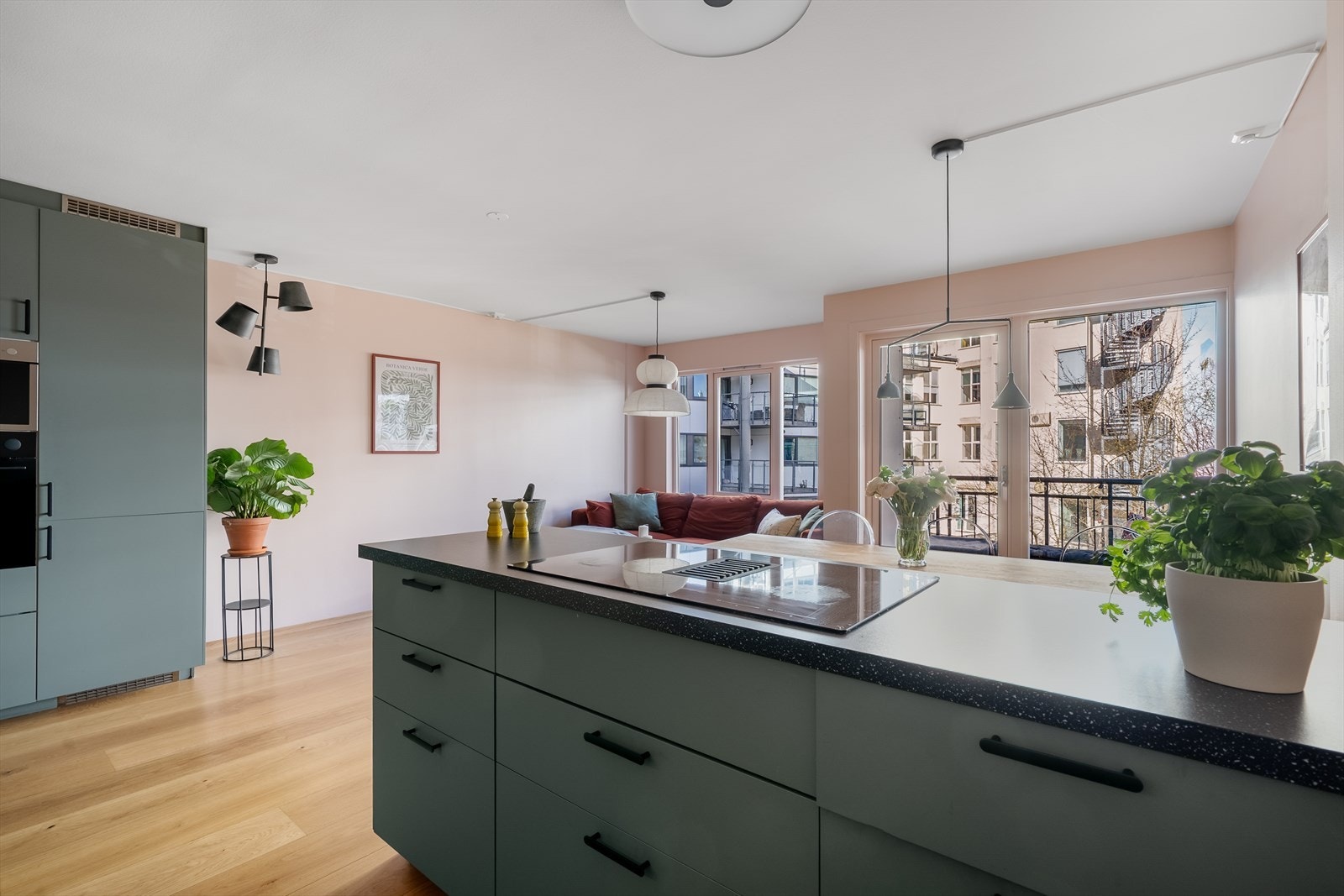 Halvøyen bidrar til både plassbesparelse og til å gi stuen et sosialt preg. Galleribilde