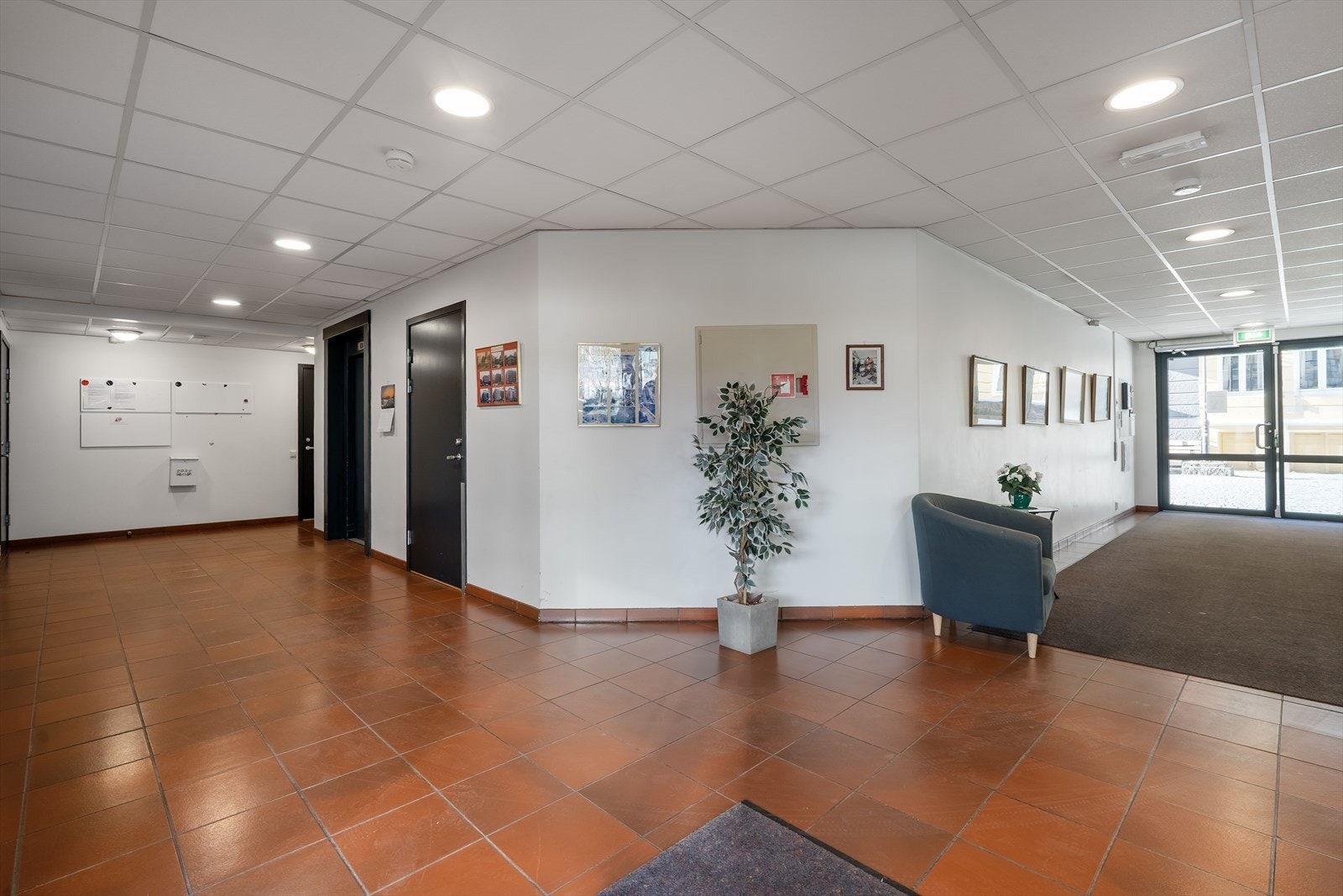 Enkel adkomst fra gaten med heis rett opp. I 1. etasje er det også parkering for biler, sykler og rullestol, samt egen gjestehybel som kan leies for 400kr/natt. Galleribilde