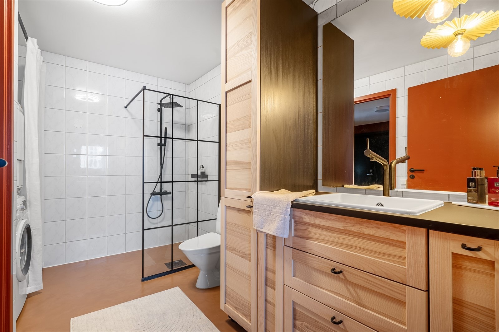 Badet er fra ca. 2002 og ble modernisert i 2021 med mikrosement på de opprinnelige flisene. Det er varmekabler i gulvet. Galleribilde