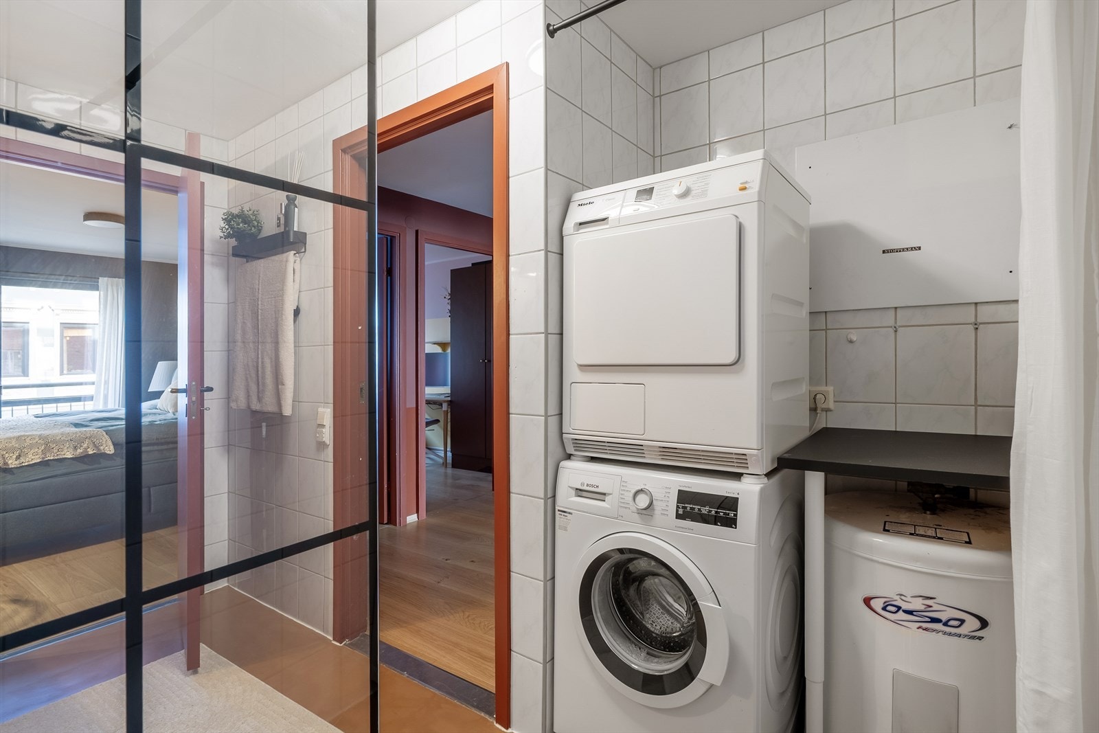 Innerst finner du egen krok til klesvasken som kan skjules med forheng. Det ble satt inn ny avtrekksløsning i 2025. Galleribilde