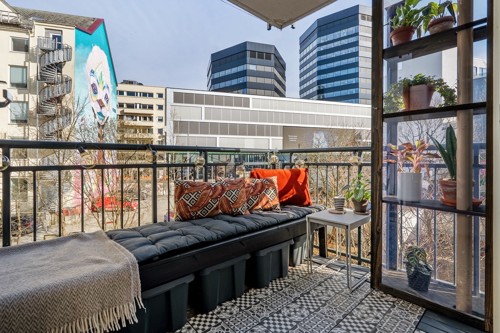 Balkongen måler 4,3 m² og vender ut mot bakgården. Her ser vi bort til Media City. Bybanestoppet Nygård ligger like ved. Galleribilde