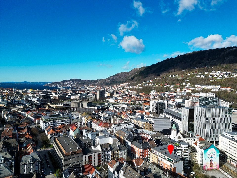 Få minutters gange til alt du trenger i sentrum. Bybanestoppet Nygård ligger nederst til høyre i bildet. Galleribilde