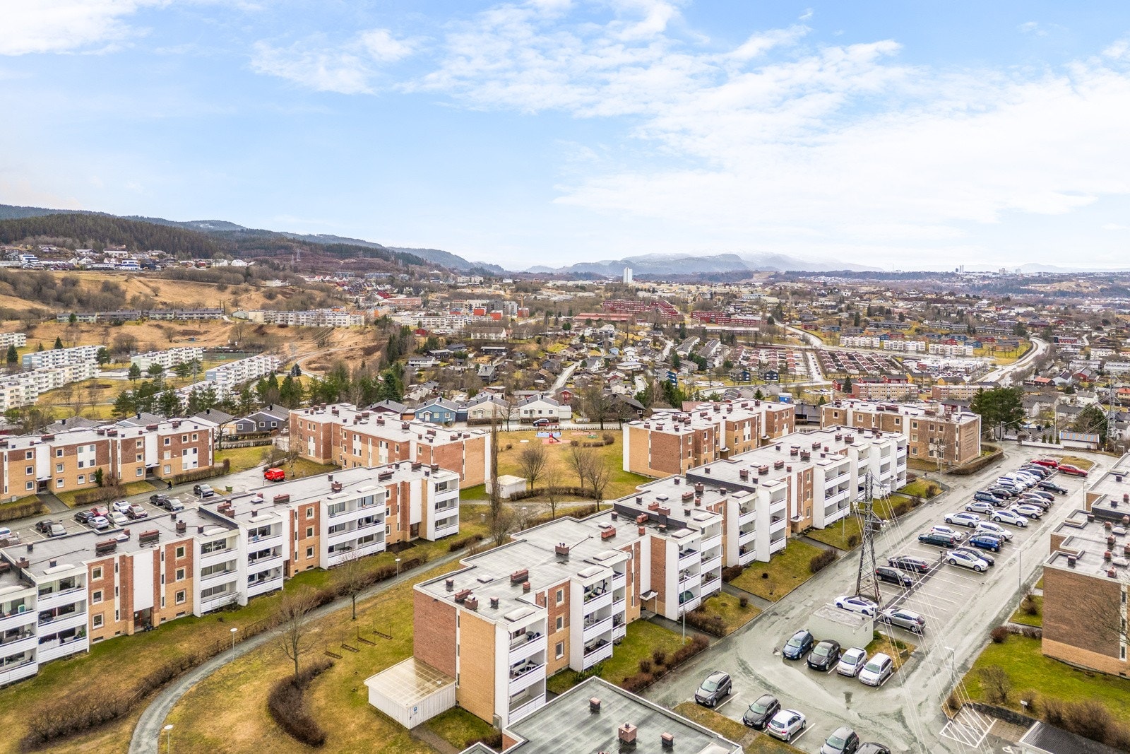 Det er lett adkomst til borettslaget fra omkjøringsveien og muligheter for parkering like ved inngangsdøren. Galleribilde