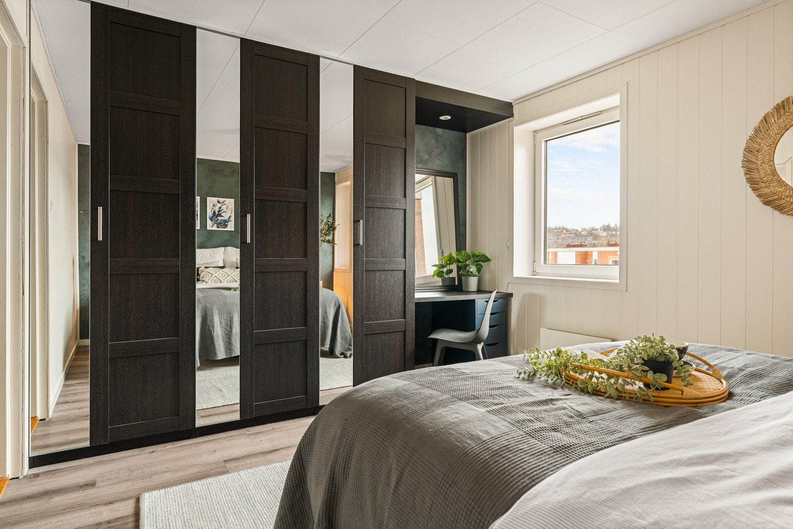 Hovedsoverommet har fått nyere garderobeløsning fra IKEA med speilfronter, og en plassbygget kontorløsning i hjørnet. Galleribilde