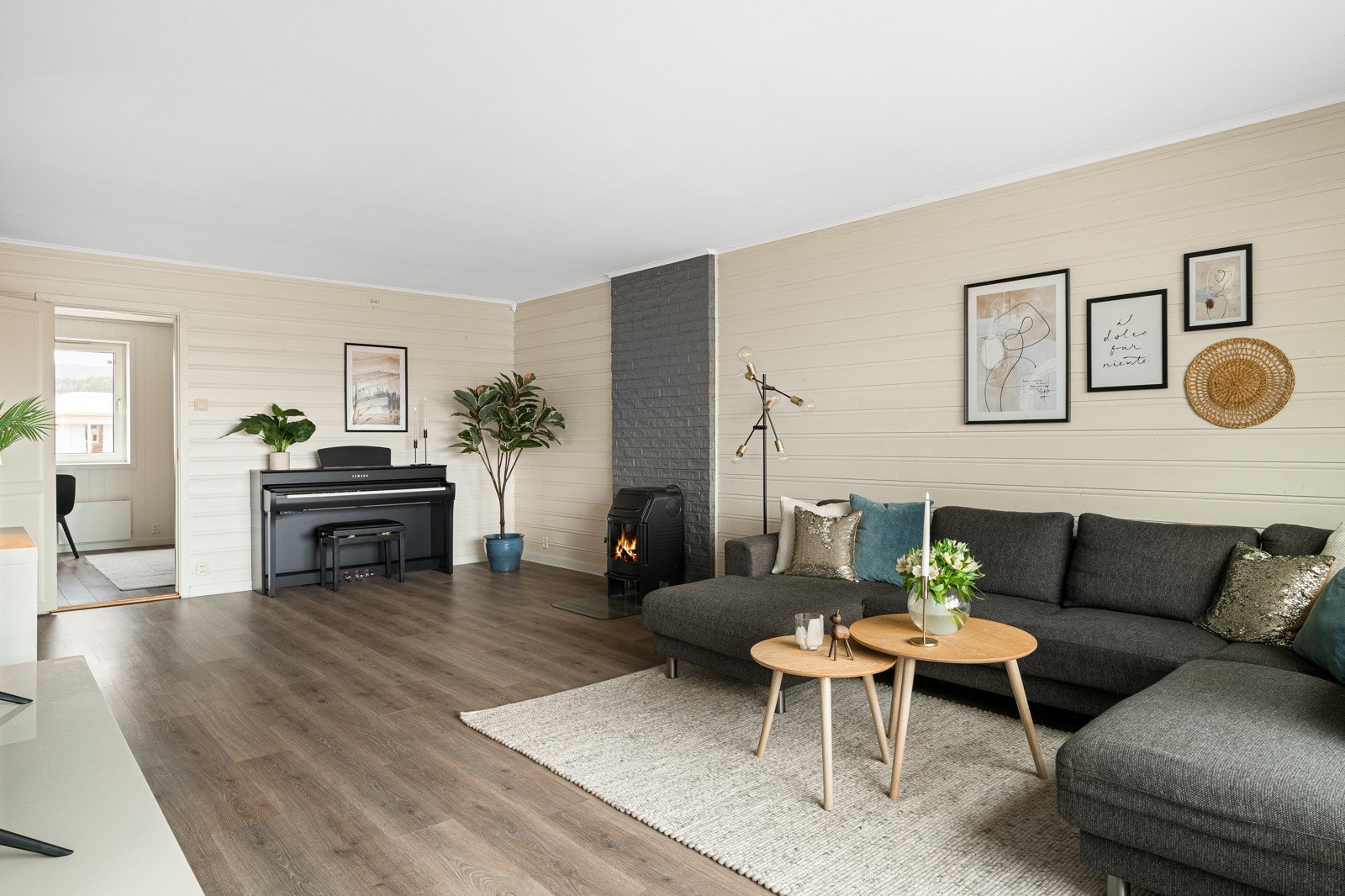 Utformingen er svært god, og man kan møblere i ulike soner. Stuen har god plass for sofagruppen, tv-benk og spisegruppe. Galleribilde