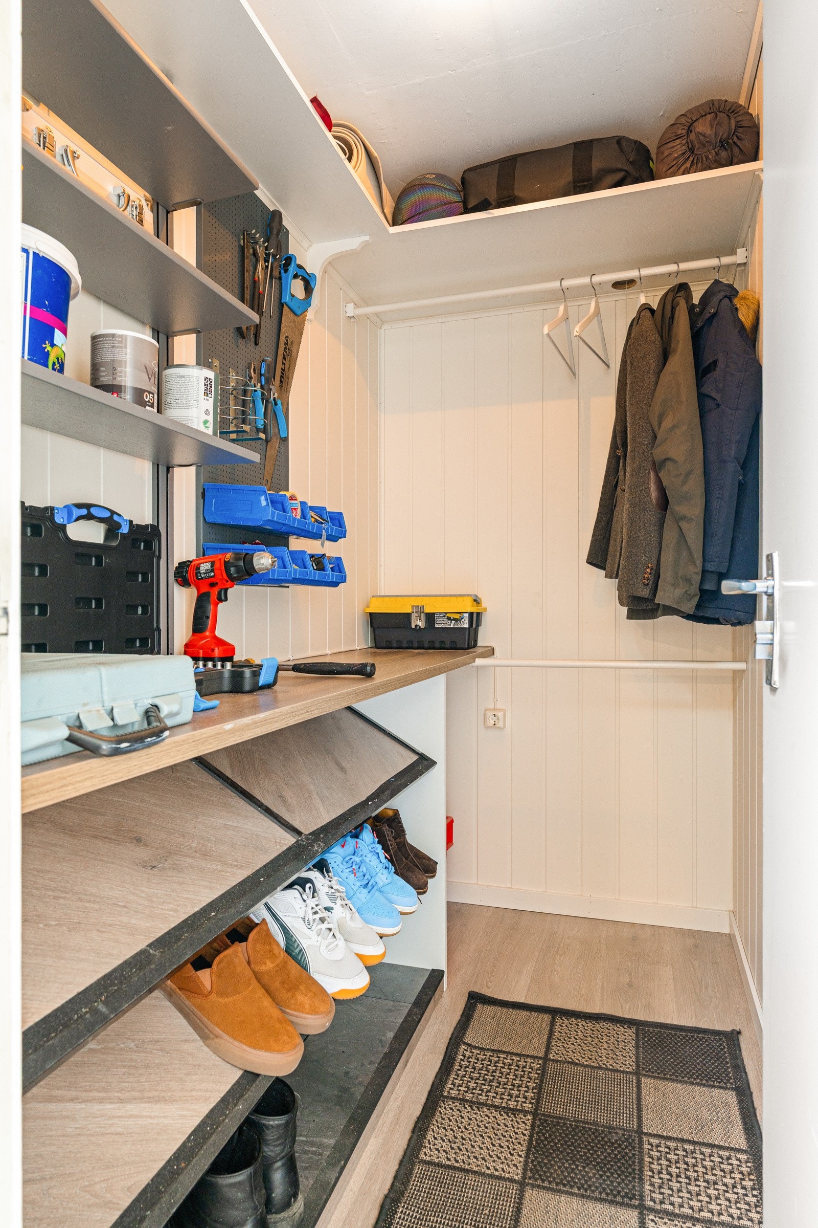 Et ypperlig hjelpemiddel for å holde orden, enten du trenger plass til verktøy, sko eller yttertøy. Galleribilde