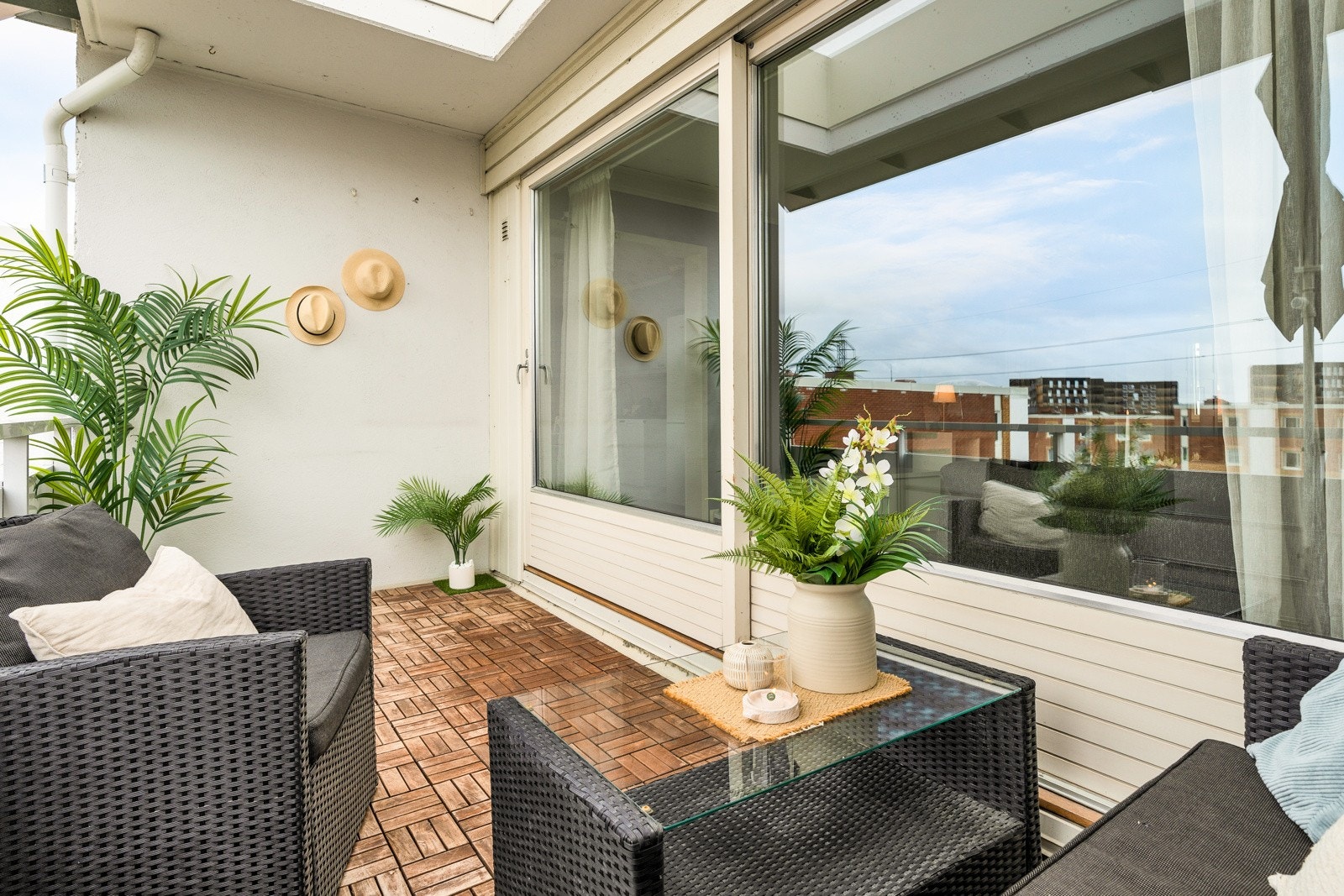 Balkongen har gode solforhold fra ettermiddagen til kvelden. En herlig plass å tilbringe lange sommerdager. Galleribilde