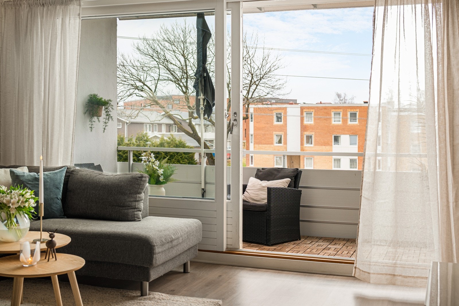 Balkongen ligger i forlengelsen av stuen og nås via skyvedør som slipper lyset sømløst inn i oppholdsrommet. Galleribilde