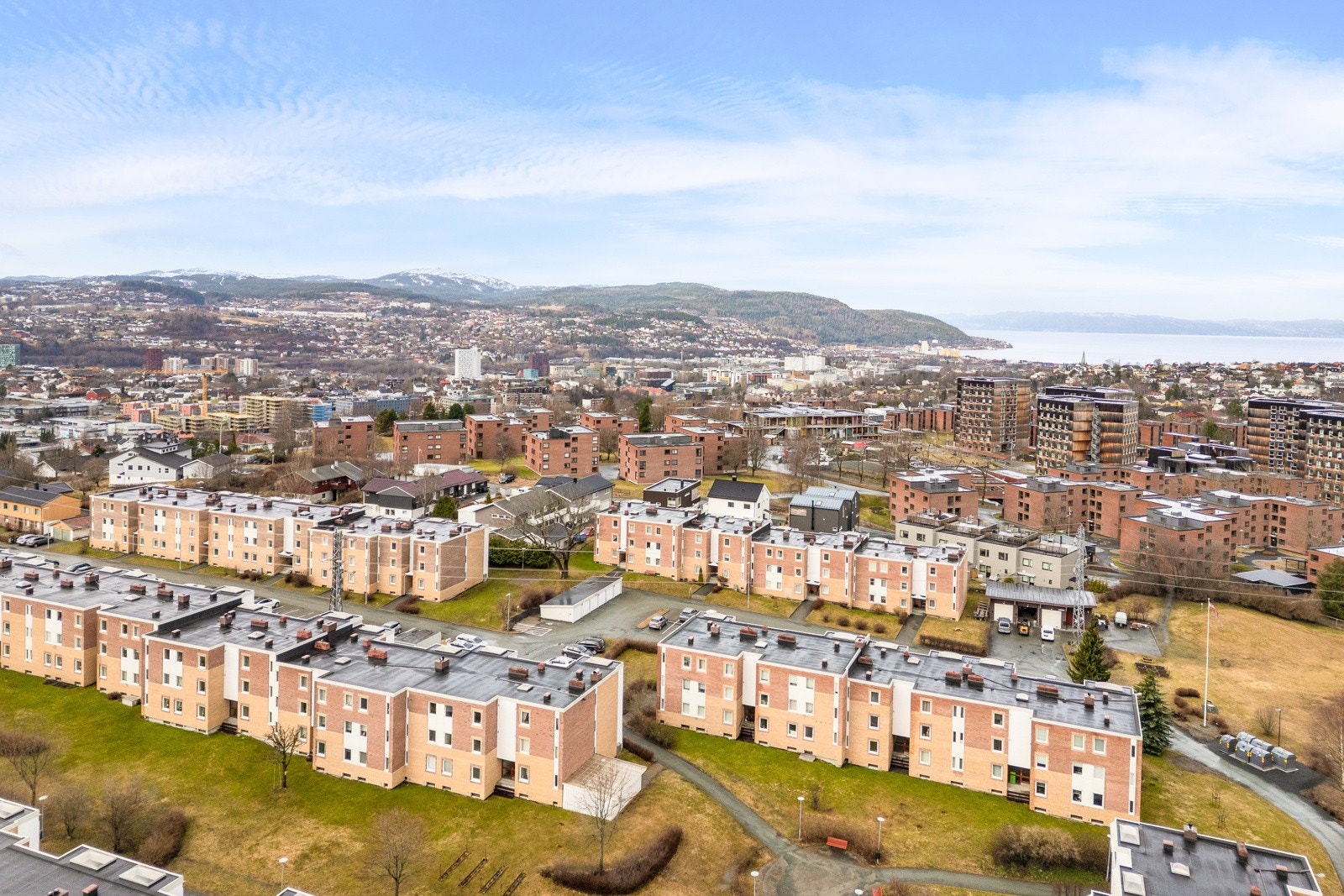 Nærområdet byr også på kort avstand til nødvendige hverdagsfasiliteter, samtidig som man har enkel og rask tilgang til tur- og treningsmuligheter. Galleribilde