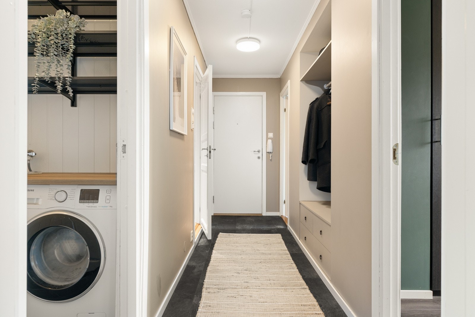 Entréen har sparklede vegger, malt i et stilrent tidsuttrykk, laminatgulv fra 2020 og smarttaklamper med WiFi-funksjon. Galleribilde