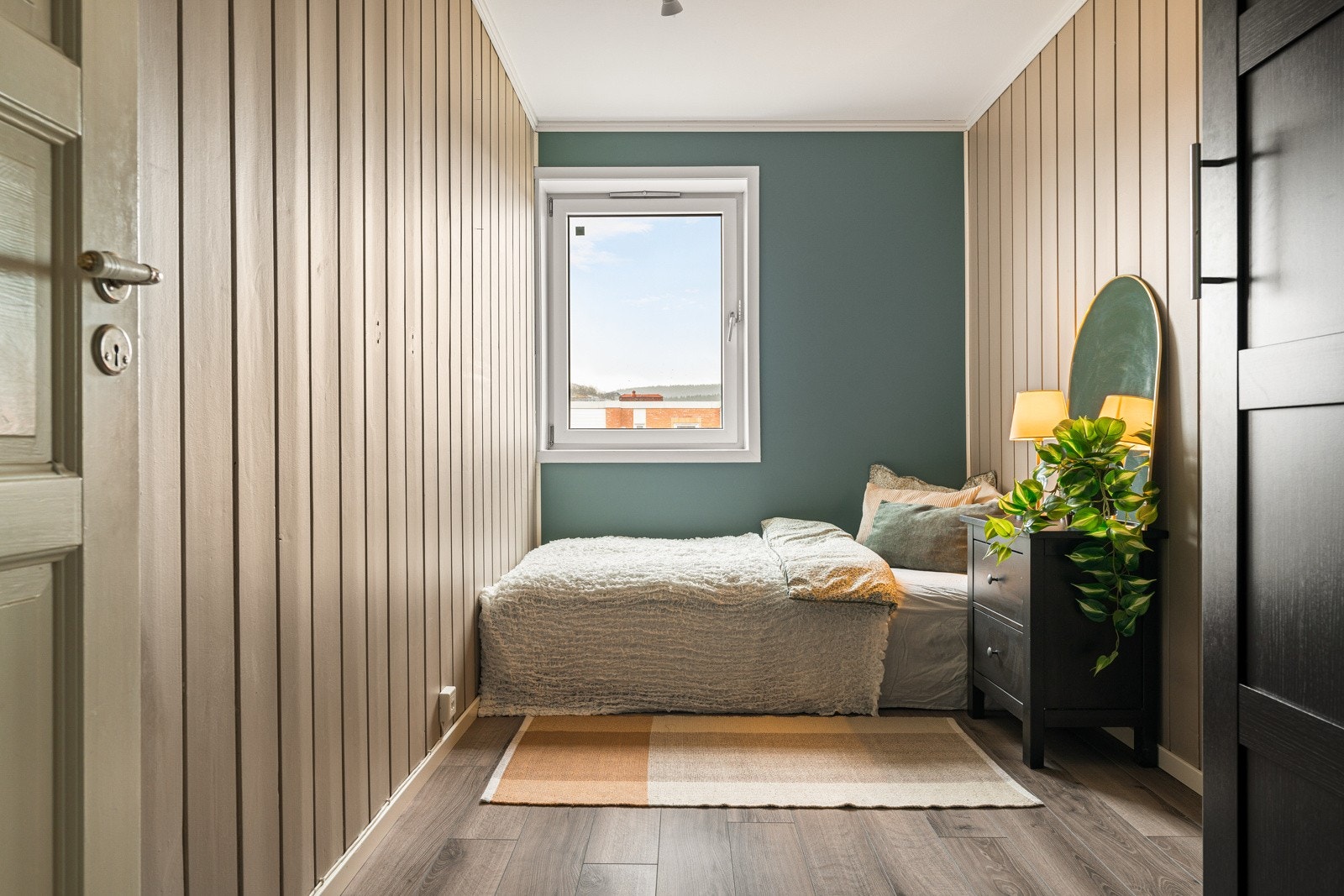 Soverom 2 målt til ca. 7,5 kvm. Alle rommene er malt i moderne farger, noe som gir en lun atmosfære. Galleribilde