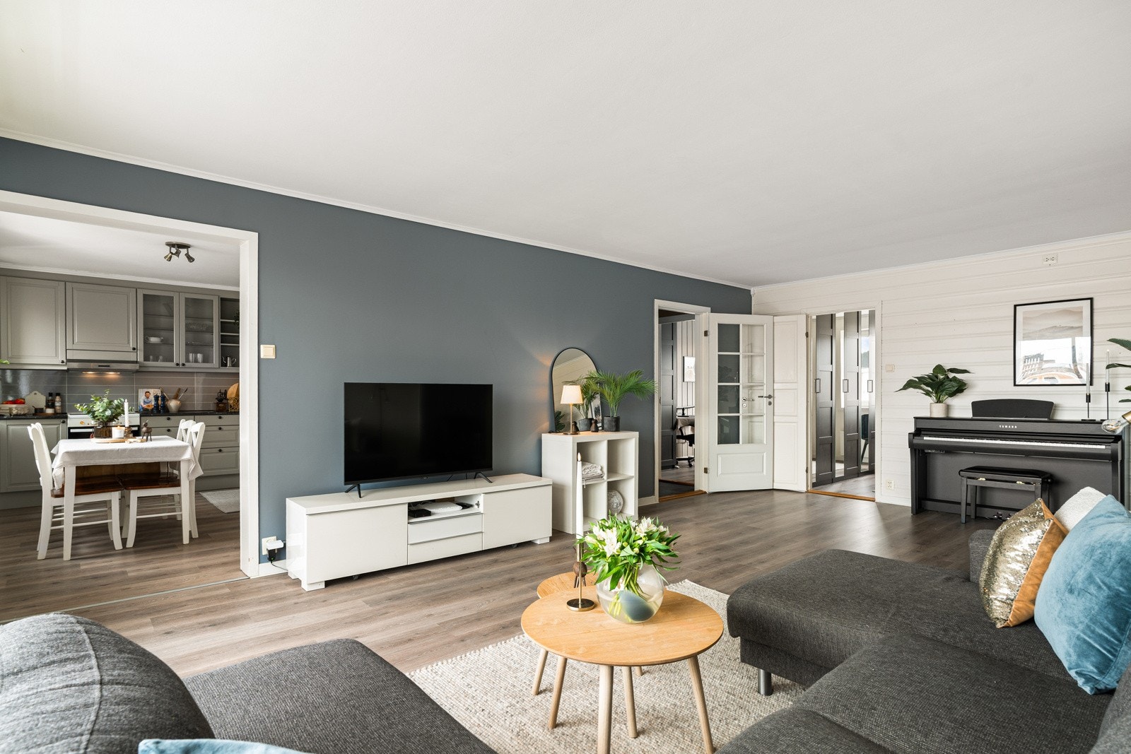 Proaktiv Eiendomsmegling ved Marcus Solberg Røed har gleden av å presentere en lys og romslig 4-roms toppleilighet i etablerte og veldrevne Moholt borettslag. Galleribilde