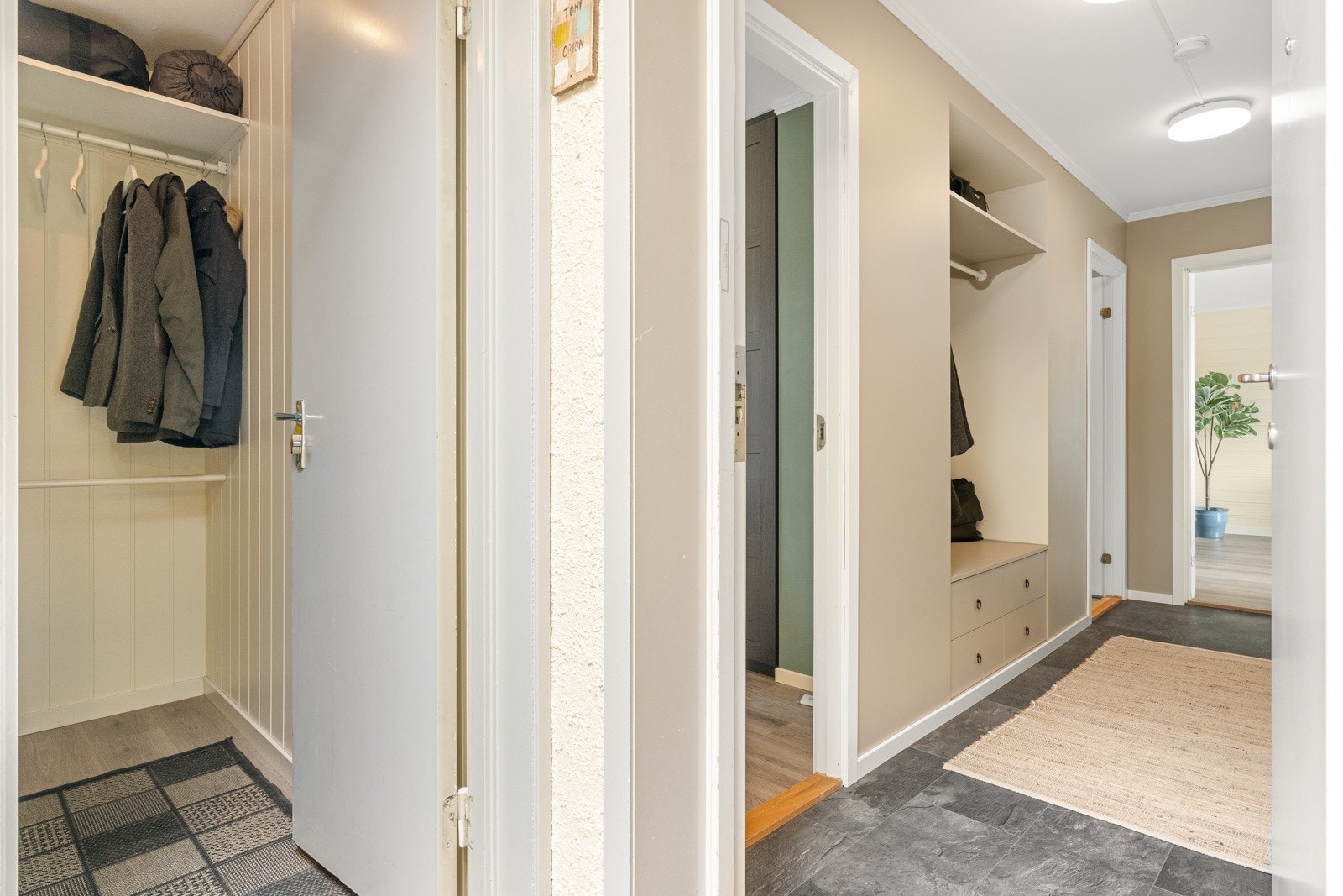 Til leiligheten medfølger det praktisk bod like ved inngangsdøren, perfekt for oppbevaring. I tillegg er det kjellerbod på ca. 11 kvm for ekstra lagringsplass. Galleribilde